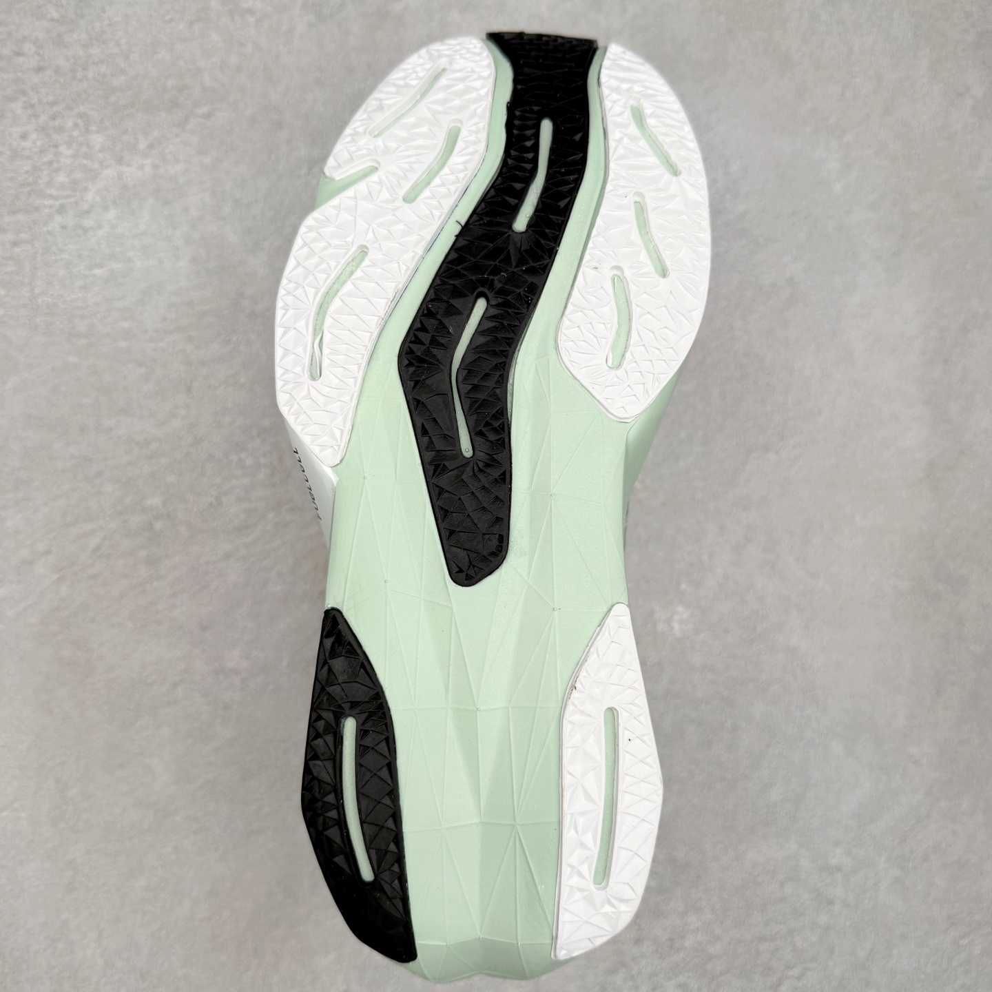 图片[9]-NEW BALANCE Rebel FuelCell Rebel V4 SuperComp Elite 精英版内置碳板 舒适时尚织物减震耐磨低帮马拉松轻量化跑步鞋 NB新百伦于 2019 年夏天首次发布了 Rebel 在制鞋业仍在向强调能量回报的弹力泡沫转变的时候 Rebel 确实是一个叛逆者 快进到 2024 年 Rebel v4 承诺通过重新配制的中底化合物和更高的堆叠高度提供更轻、更有弹性的跑步体验 就像New Balance SC Elite v4一样 Rebel v4 提供了完全重新设计的中底化合物 最新的混合物将 New Balance 专有的 FuelCell 泡沫（TPU 和 EVA 的混合物）与 PEBA 泡沫相结合 带来更弹跳的跑步体验 PEBA是一种超轻 高性能的泡沫 通常出现在镀碳超级鞋中 New Balance Rebel v4、ASICS Novablast 4和Brooks Hyperion Max都是精力充沛的无电镀运动鞋 在速度锻炼和快节奏中大放异彩 这三款鞋都依靠它们的中底泡沫和轻微的摇杆形状来创造一种向前滚动的感觉 而且虽然这些鞋子在堆叠高度和重量方面各不相同 但它们提供了相似的软硬比例 有足够的流行力来加快步伐 尺码：36 37 37.5 38 38.5 39.5 40 40.5 41.5 42 42.5 43 44 45-选品中心