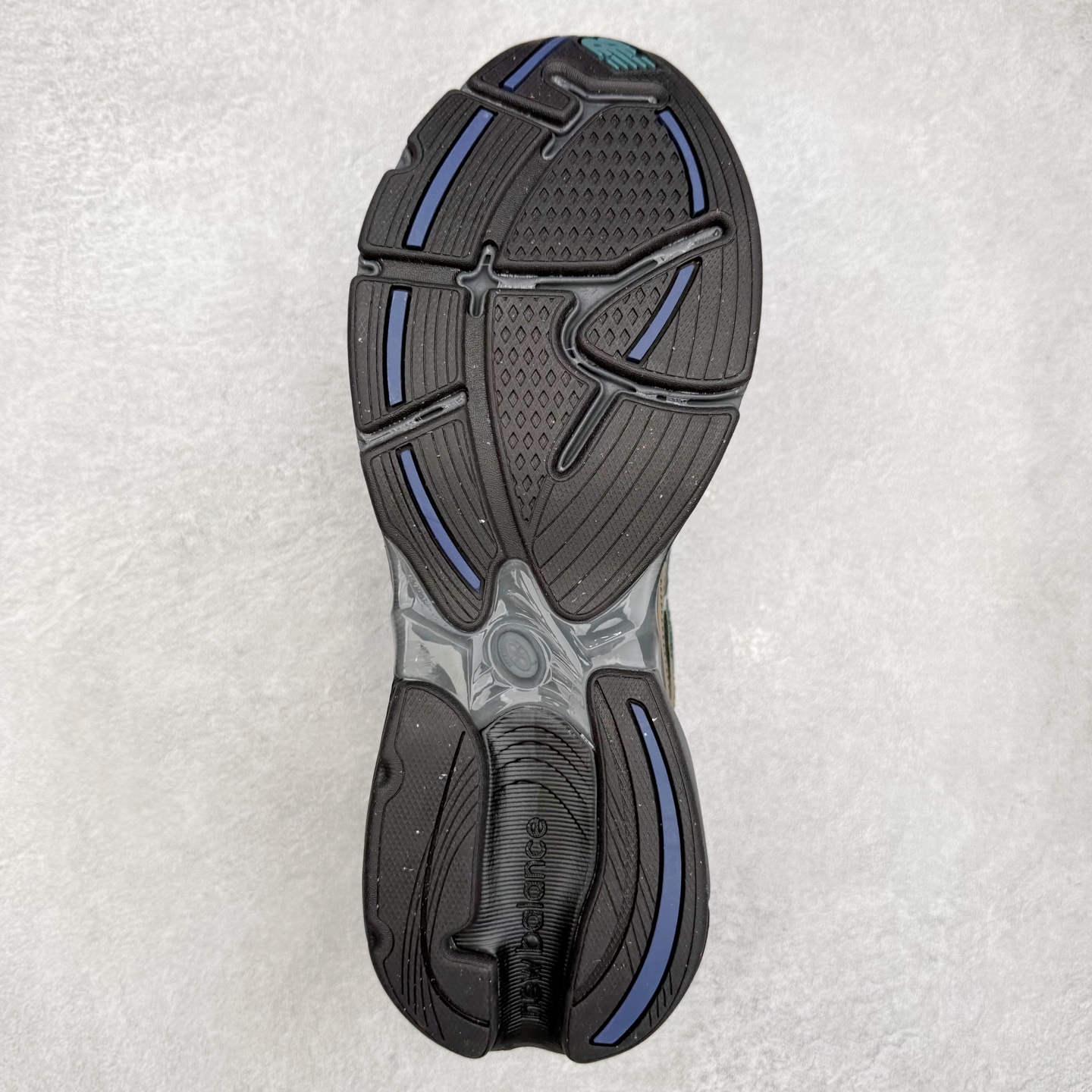 图片[9]-New Balance NB2010系列新百伦经典复古休闲运动板鞋 以ENCAP中底配以升级版 N-ERGY缓震物料 鞋面则采用特色的柔软麂皮搭以NewBalance经典的尼龙网布 低调中还原跑鞋本真 更年轻化的设计理念与材质 让新世代青年得以用全新视角体验经典鞋款的传奇魅力尺码：36 37 37.5 38 38.5 39.5 40 40.5 41.5 42 42.5 43 44 45-选品中心