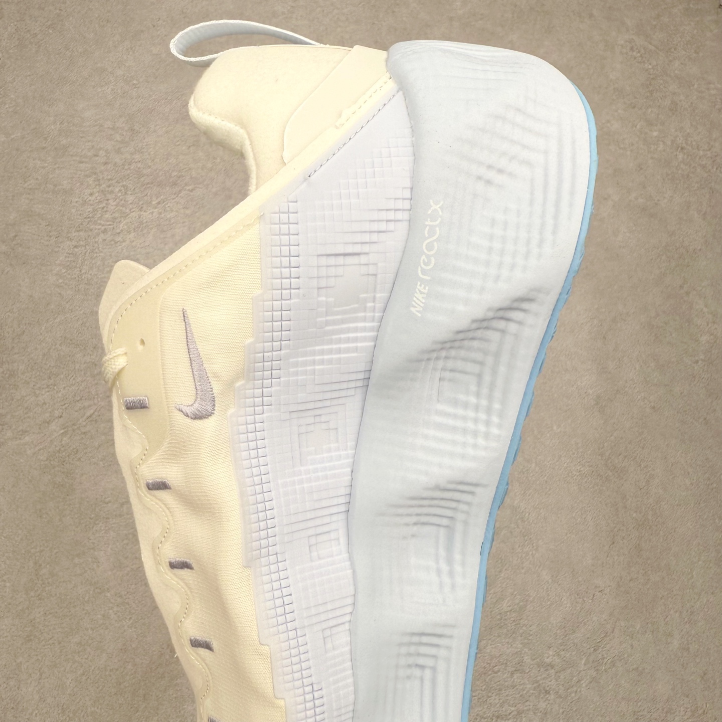 图片[7]-HYEIN SEO x NK Ava Rover 百搭舒适耐磨低帮跑步鞋 男女同款 流线型轮廓，通过轻薄物料鞋面结合 TPU 网格状支撑示人，增厚的中底材质选用 ReactX 加持，华夫外底收尾。鞋垫与后跟鞋提，克制点缀 Hyein Seo 字样。鞋垫与鞋提则采用菱形格纹的变化元素呈现。实拍调校N版已经零色差零失真 百分百还原实物色彩所见即所得 不存在货不对板色差等低级问题 选购参考实物拍摄 不混卖不参货 只用心做好货严格选品 承诺混一赔十 尺码：36 36.5 37.5 38 38.5 39 40 40.5 41 42 42.5 43 44 44.5 45-选品中心