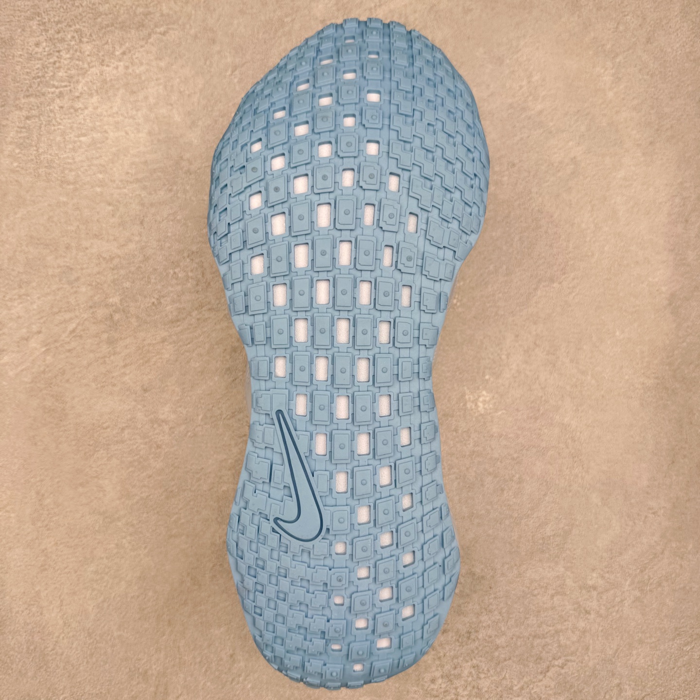 图片[9]-HYEIN SEO x NK Ava Rover 百搭舒适耐磨低帮跑步鞋 男女同款 流线型轮廓，通过轻薄物料鞋面结合 TPU 网格状支撑示人，增厚的中底材质选用 ReactX 加持，华夫外底收尾。鞋垫与后跟鞋提，克制点缀 Hyein Seo 字样。鞋垫与鞋提则采用菱形格纹的变化元素呈现。实拍调校N版已经零色差零失真 百分百还原实物色彩所见即所得 不存在货不对板色差等低级问题 选购参考实物拍摄 不混卖不参货 只用心做好货严格选品 承诺混一赔十 尺码：36 36.5 37.5 38 38.5 39 40 40.5 41 42 42.5 43 44 44.5 45-选品中心