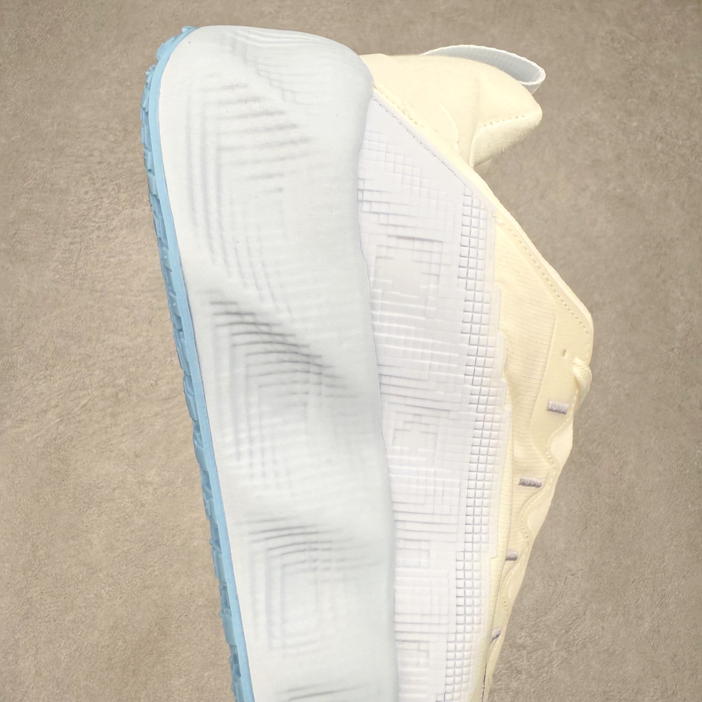 图片[6]-HYEIN SEO x NK Ava Rover 百搭舒适耐磨低帮跑步鞋 男女同款 流线型轮廓，通过轻薄物料鞋面结合 TPU 网格状支撑示人，增厚的中底材质选用 ReactX 加持，华夫外底收尾。鞋垫与后跟鞋提，克制点缀 Hyein Seo 字样。鞋垫与鞋提则采用菱形格纹的变化元素呈现。实拍调校N版已经零色差零失真 百分百还原实物色彩所见即所得 不存在货不对板色差等低级问题 选购参考实物拍摄 不混卖不参货 只用心做好货严格选品 承诺混一赔十 尺码：36 36.5 37.5 38 38.5 39 40 40.5 41 42 42.5 43 44 44.5 45-选品中心