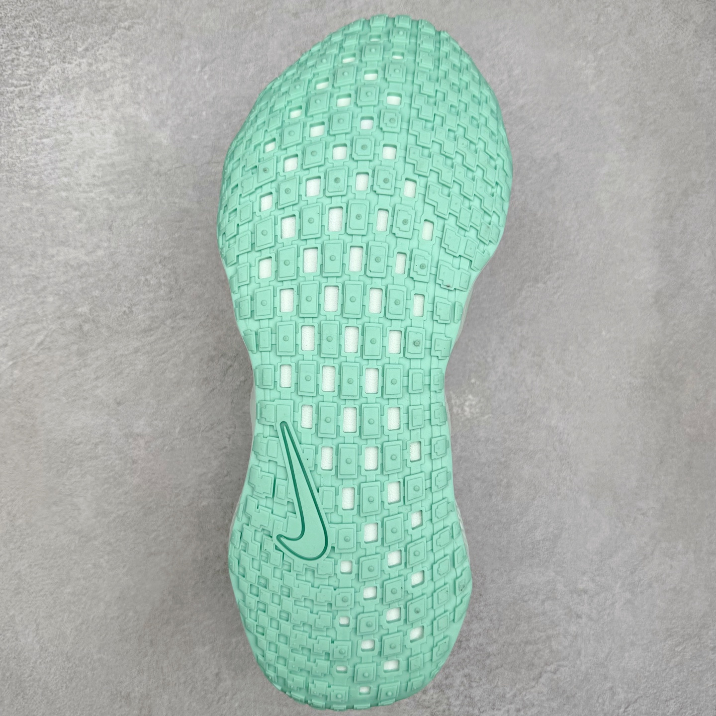 图片[9]-HYEIN SEO x NK Ava Rover 百搭舒适耐磨低帮跑步鞋 男女同款 流线型轮廓，通过轻薄物料鞋面结合 TPU 网格状支撑示人，增厚的中底材质选用 ReactX 加持，华夫外底收尾。鞋垫与后跟鞋提，克制点缀 Hyein Seo 字样。鞋垫与鞋提则采用菱形格纹的变化元素呈现。实拍调校N版已经零色差零失真 百分百还原实物色彩所见即所得 不存在货不对板色差等低级问题 选购参考实物拍摄 不混卖不参货 只用心做好货严格选品 承诺混一赔十 尺码：36 36.5 37.5 38 38.5 39 40 40.5 41 42 42.5 43 44 44.5 45-选品中心