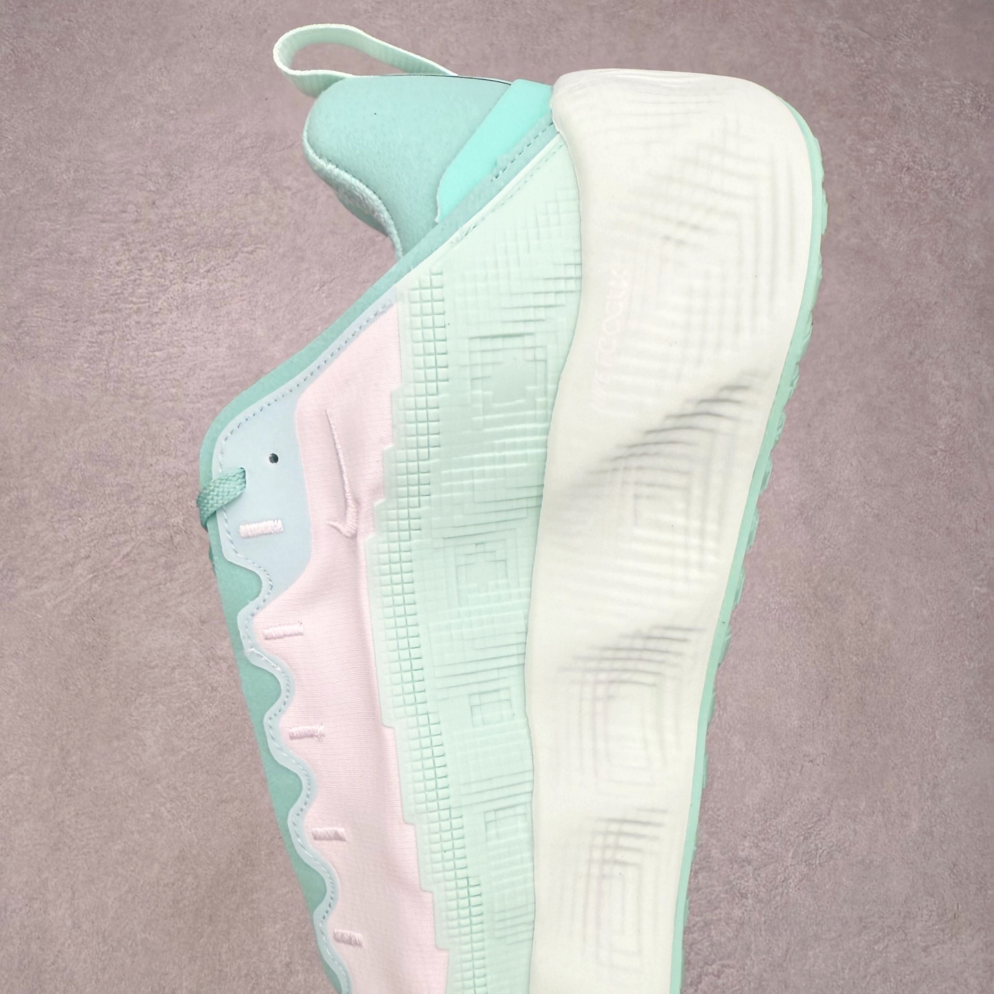 图片[7]-HYEIN SEO x NK Ava Rover 百搭舒适耐磨低帮跑步鞋 男女同款 流线型轮廓，通过轻薄物料鞋面结合 TPU 网格状支撑示人，增厚的中底材质选用 ReactX 加持，华夫外底收尾。鞋垫与后跟鞋提，克制点缀 Hyein Seo 字样。鞋垫与鞋提则采用菱形格纹的变化元素呈现。实拍调校N版已经零色差零失真 百分百还原实物色彩所见即所得 不存在货不对板色差等低级问题 选购参考实物拍摄 不混卖不参货 只用心做好货严格选品 承诺混一赔十 尺码：36 36.5 37.5 38 38.5 39 40 40.5 41 42 42.5 43 44 44.5 45-选品中心