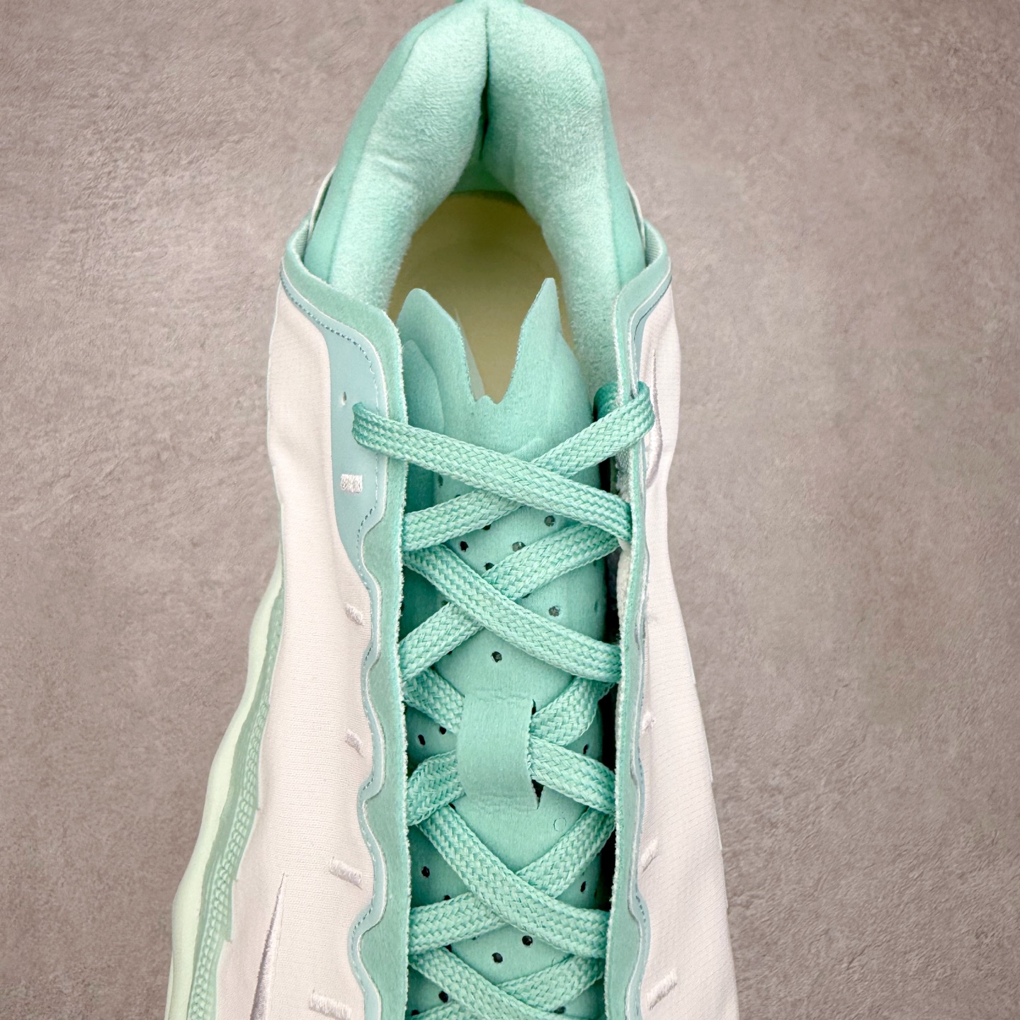 图片[5]-HYEIN SEO x NK Ava Rover 百搭舒适耐磨低帮跑步鞋 男女同款 流线型轮廓，通过轻薄物料鞋面结合 TPU 网格状支撑示人，增厚的中底材质选用 ReactX 加持，华夫外底收尾。鞋垫与后跟鞋提，克制点缀 Hyein Seo 字样。鞋垫与鞋提则采用菱形格纹的变化元素呈现。实拍调校N版已经零色差零失真 百分百还原实物色彩所见即所得 不存在货不对板色差等低级问题 选购参考实物拍摄 不混卖不参货 只用心做好货严格选品 承诺混一赔十 尺码：36 36.5 37.5 38 38.5 39 40 40.5 41 42 42.5 43 44 44.5 45-选品中心