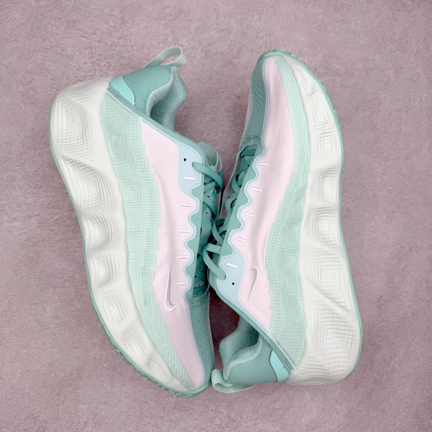 图片[3]-HYEIN SEO x NK Ava Rover 百搭舒适耐磨低帮跑步鞋 男女同款 流线型轮廓，通过轻薄物料鞋面结合 TPU 网格状支撑示人，增厚的中底材质选用 ReactX 加持，华夫外底收尾。鞋垫与后跟鞋提，克制点缀 Hyein Seo 字样。鞋垫与鞋提则采用菱形格纹的变化元素呈现。实拍调校N版已经零色差零失真 百分百还原实物色彩所见即所得 不存在货不对板色差等低级问题 选购参考实物拍摄 不混卖不参货 只用心做好货严格选品 承诺混一赔十 尺码：36 36.5 37.5 38 38.5 39 40 40.5 41 42 42.5 43 44 44.5 45-选品中心