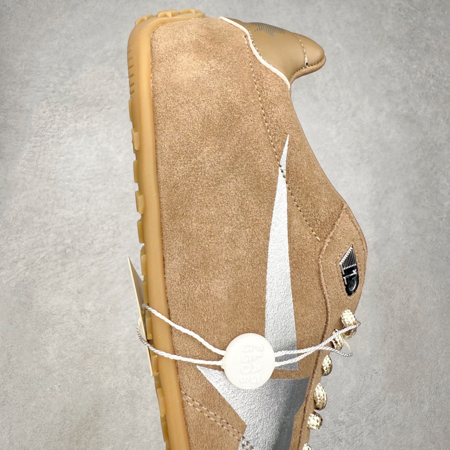 图片[6]-GGDB Golden Goose 25ss马拉松系列暴走鞋 Marathon Speed-70年代美式田径风以简约线条勾勒速度美学，轻薄鞋款突破传统束缚。尼龙面与皮革拼接，既轻盈又透气，完美诠释竞技精神。低帮设计解放脚踝，流线型鞋底提升抓地力。明快配色彰显活力，将赛场激情融入日常穿搭。这一风格至今仍是运动美学的经典范式，见证着田径文化的永恒魅力。 鞋面：牛皮 内里：牛皮 大底：进口橡胶底 尺码：35-40-选品中心