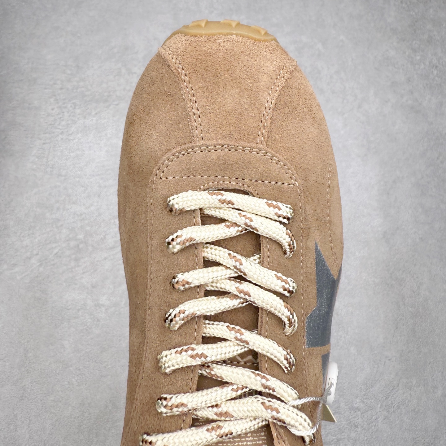 图片[4]-GGDB Golden Goose 25ss马拉松系列暴走鞋 Marathon Speed-70年代美式田径风以简约线条勾勒速度美学，轻薄鞋款突破传统束缚。尼龙面与皮革拼接，既轻盈又透气，完美诠释竞技精神。低帮设计解放脚踝，流线型鞋底提升抓地力。明快配色彰显活力，将赛场激情融入日常穿搭。这一风格至今仍是运动美学的经典范式，见证着田径文化的永恒魅力。 鞋面：牛皮 内里：牛皮 大底：进口橡胶底 尺码：35-40-选品中心