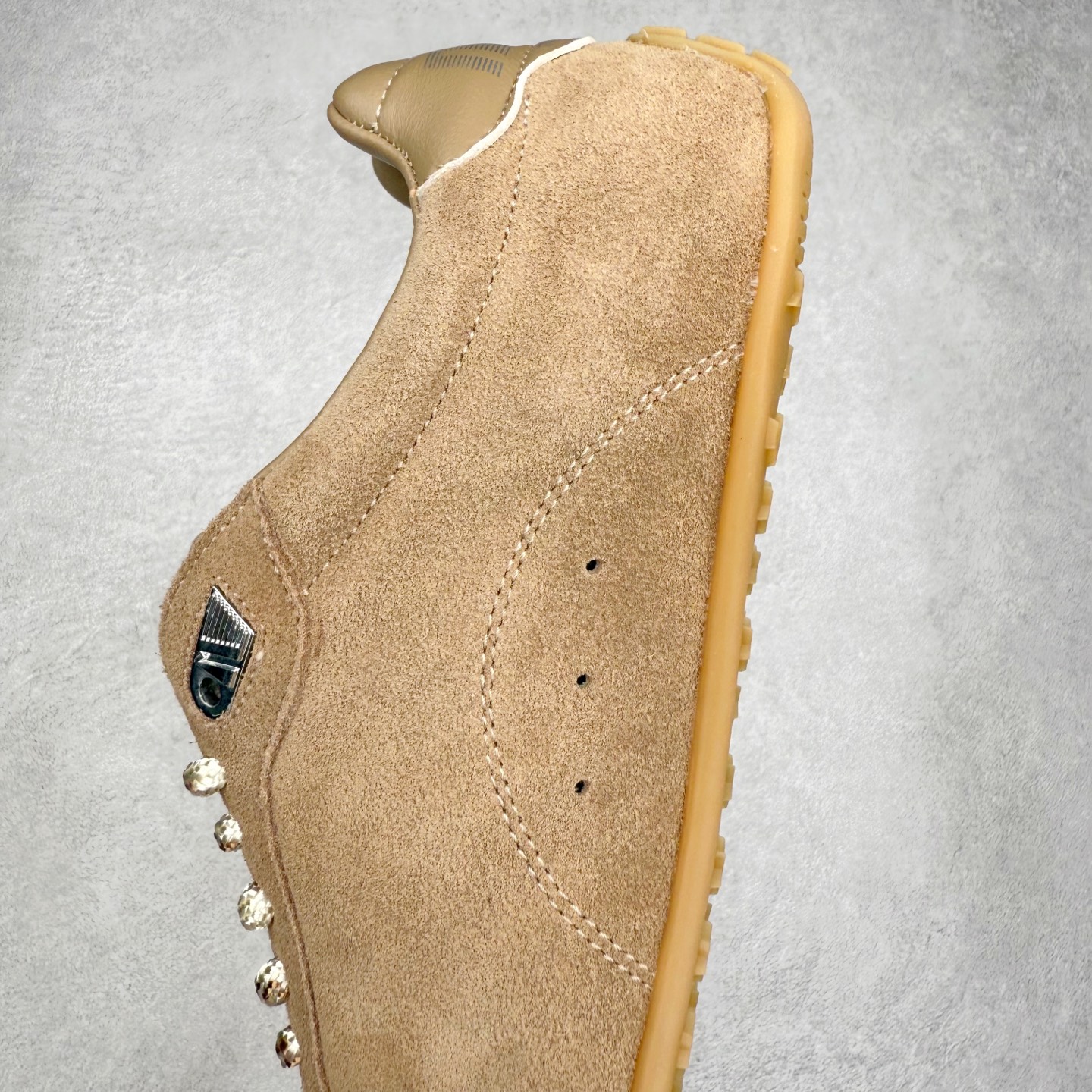 图片[7]-GGDB Golden Goose 25ss马拉松系列暴走鞋 Marathon Speed-70年代美式田径风以简约线条勾勒速度美学，轻薄鞋款突破传统束缚。尼龙面与皮革拼接，既轻盈又透气，完美诠释竞技精神。低帮设计解放脚踝，流线型鞋底提升抓地力。明快配色彰显活力，将赛场激情融入日常穿搭。这一风格至今仍是运动美学的经典范式，见证着田径文化的永恒魅力。 鞋面：牛皮 内里：牛皮 大底：进口橡胶底 尺码：35-40-选品中心