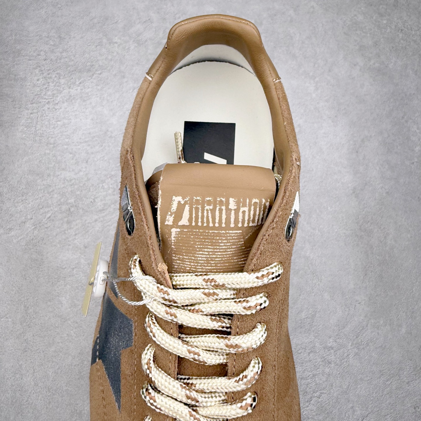 图片[5]-GGDB Golden Goose 25ss马拉松系列暴走鞋 Marathon Speed-70年代美式田径风以简约线条勾勒速度美学，轻薄鞋款突破传统束缚。尼龙面与皮革拼接，既轻盈又透气，完美诠释竞技精神。低帮设计解放脚踝，流线型鞋底提升抓地力。明快配色彰显活力，将赛场激情融入日常穿搭。这一风格至今仍是运动美学的经典范式，见证着田径文化的永恒魅力。 鞋面：牛皮 内里：牛皮 大底：进口橡胶底 尺码：35-40-选品中心