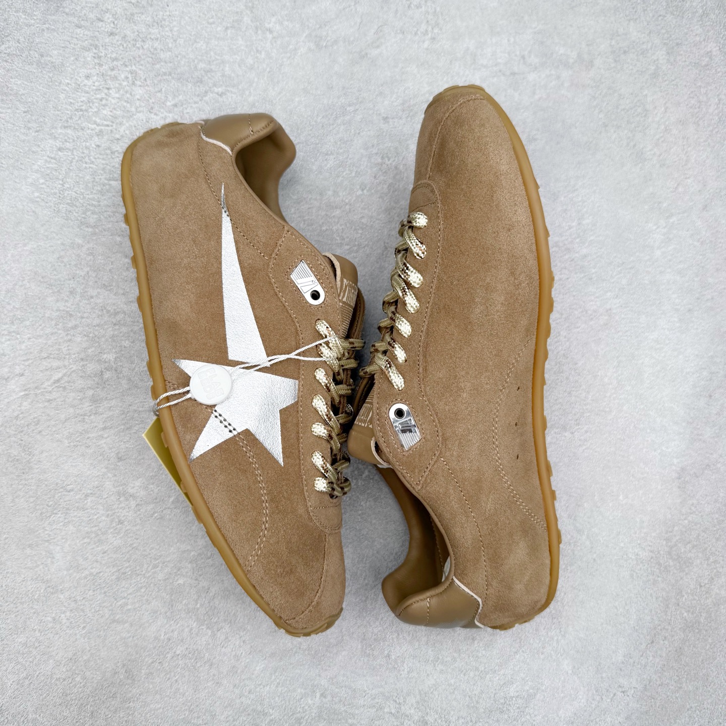 图片[3]-GGDB Golden Goose 25ss马拉松系列暴走鞋 Marathon Speed-70年代美式田径风以简约线条勾勒速度美学，轻薄鞋款突破传统束缚。尼龙面与皮革拼接，既轻盈又透气，完美诠释竞技精神。低帮设计解放脚踝，流线型鞋底提升抓地力。明快配色彰显活力，将赛场激情融入日常穿搭。这一风格至今仍是运动美学的经典范式，见证着田径文化的永恒魅力。 鞋面：牛皮 内里：牛皮 大底：进口橡胶底 尺码：35-40-选品中心