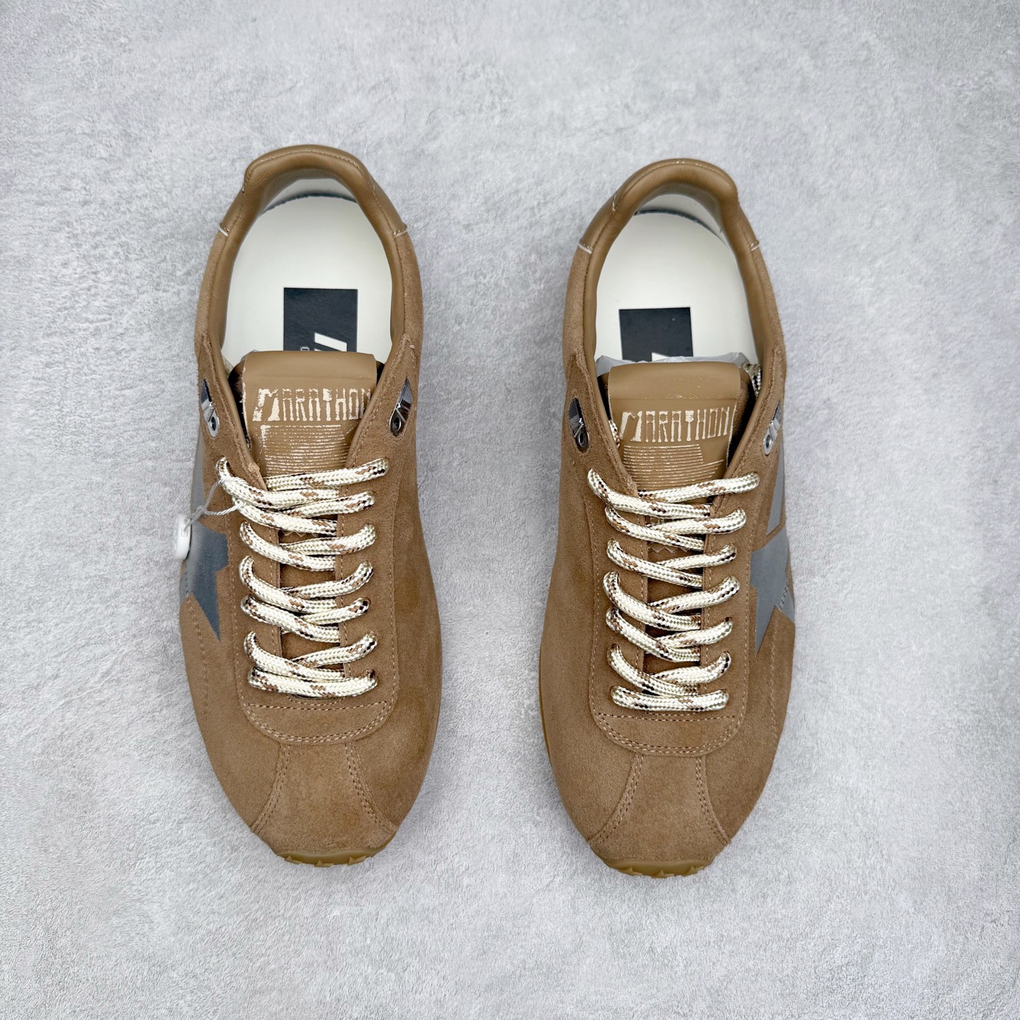 图片[2]-GGDB Golden Goose 25ss马拉松系列暴走鞋 Marathon Speed-70年代美式田径风以简约线条勾勒速度美学，轻薄鞋款突破传统束缚。尼龙面与皮革拼接，既轻盈又透气，完美诠释竞技精神。低帮设计解放脚踝，流线型鞋底提升抓地力。明快配色彰显活力，将赛场激情融入日常穿搭。这一风格至今仍是运动美学的经典范式，见证着田径文化的永恒魅力。 鞋面：牛皮 内里：牛皮 大底：进口橡胶底 尺码：35-40-选品中心