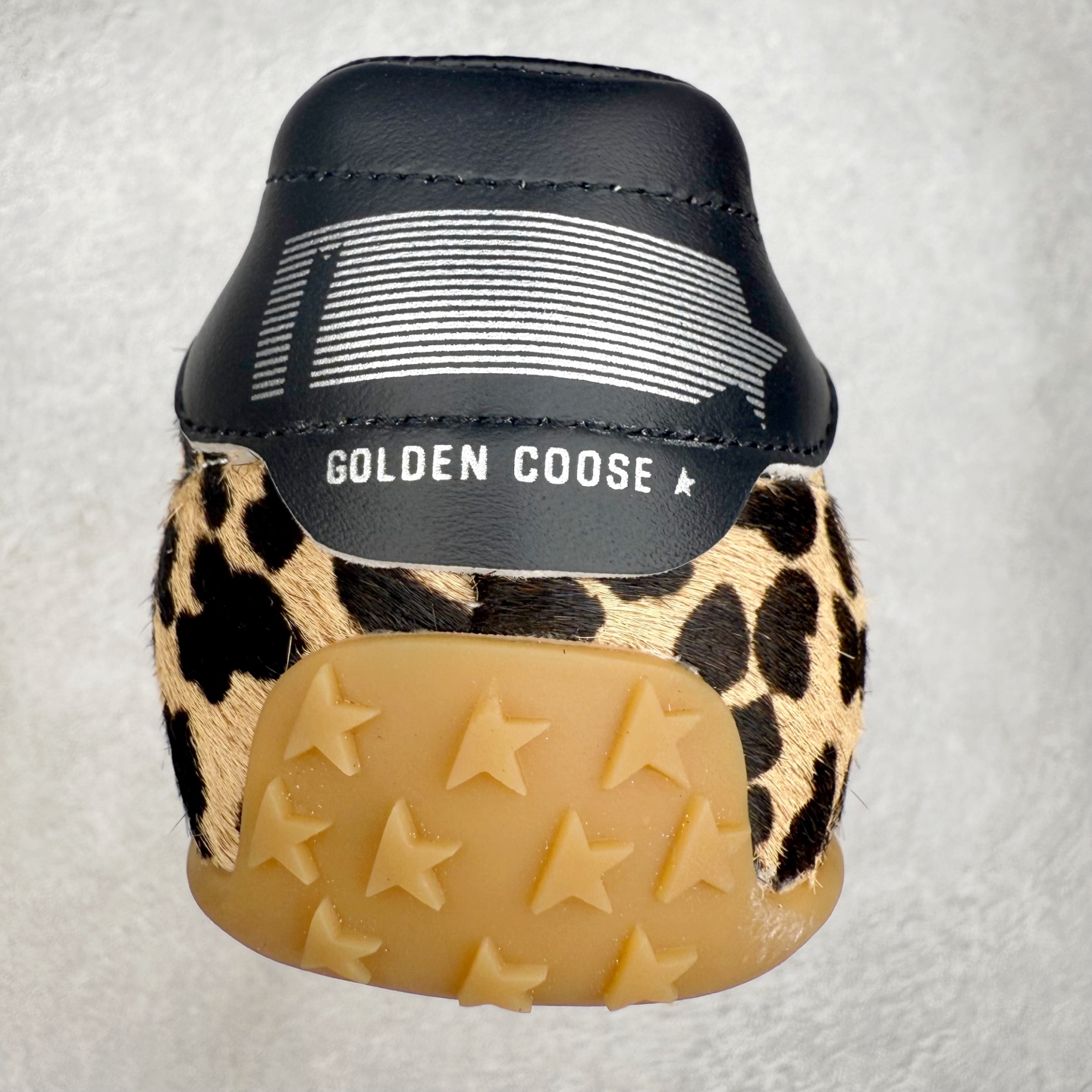 图片[8]-GGDB Golden Goose 25ss马拉松系列暴走鞋 Marathon Speed-70年代美式田径风以简约线条勾勒速度美学，轻薄鞋款突破传统束缚。尼龙面与皮革拼接，既轻盈又透气，完美诠释竞技精神。低帮设计解放脚踝，流线型鞋底提升抓地力。明快配色彰显活力，将赛场激情融入日常穿搭。这一风格至今仍是运动美学的经典范式，见证着田径文化的永恒魅力。 鞋面：牛皮 内里：牛皮 大底：进口橡胶底 尺码：35-40-选品中心