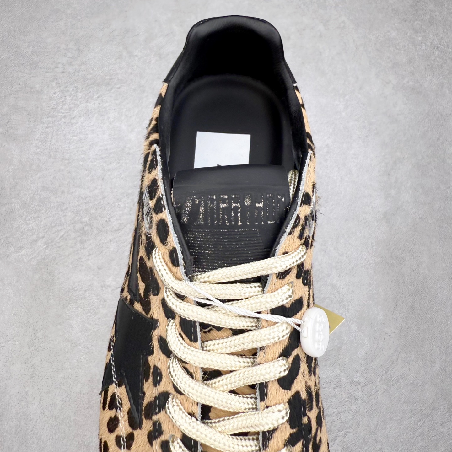 图片[5]-GGDB Golden Goose 25ss马拉松系列暴走鞋 Marathon Speed-70年代美式田径风以简约线条勾勒速度美学，轻薄鞋款突破传统束缚。尼龙面与皮革拼接，既轻盈又透气，完美诠释竞技精神。低帮设计解放脚踝，流线型鞋底提升抓地力。明快配色彰显活力，将赛场激情融入日常穿搭。这一风格至今仍是运动美学的经典范式，见证着田径文化的永恒魅力。 鞋面：牛皮 内里：牛皮 大底：进口橡胶底 尺码：35-40-选品中心