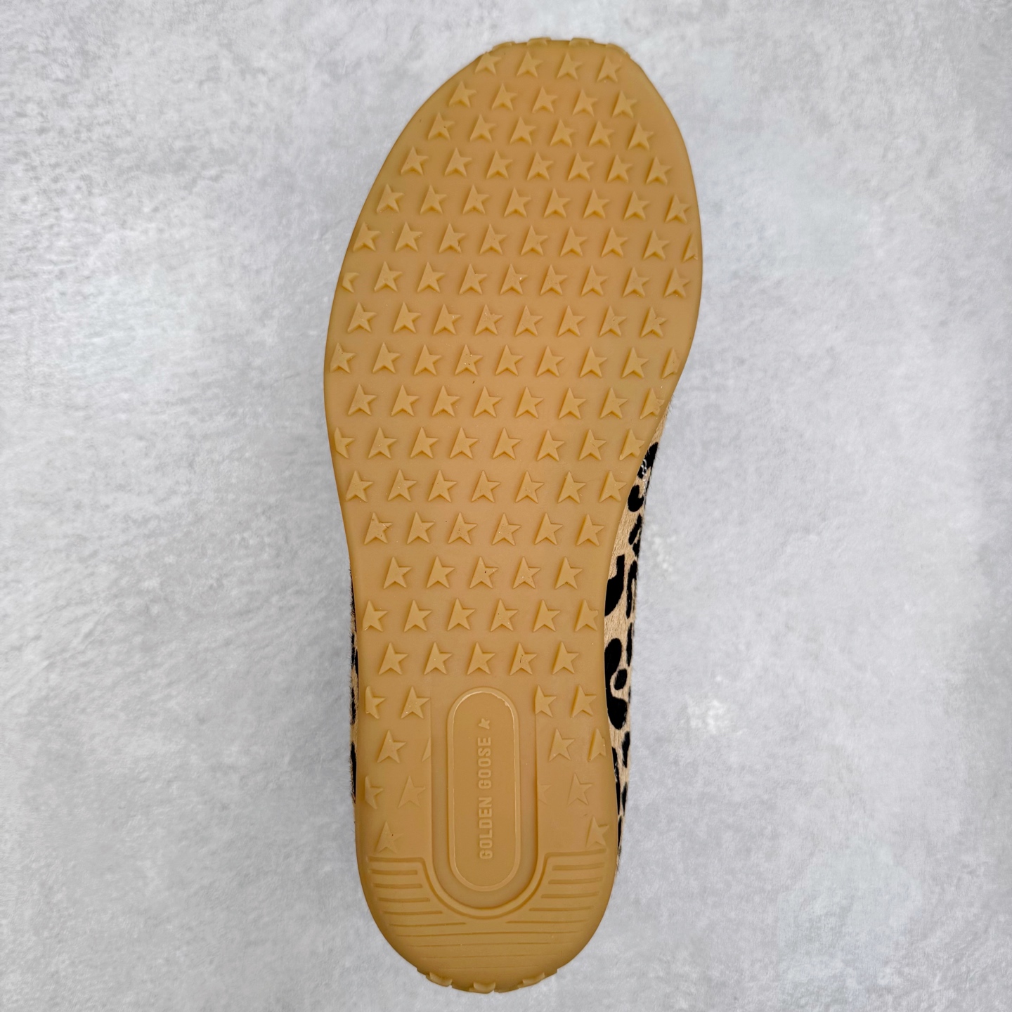 图片[9]-GGDB Golden Goose 25ss马拉松系列暴走鞋 Marathon Speed-70年代美式田径风以简约线条勾勒速度美学，轻薄鞋款突破传统束缚。尼龙面与皮革拼接，既轻盈又透气，完美诠释竞技精神。低帮设计解放脚踝，流线型鞋底提升抓地力。明快配色彰显活力，将赛场激情融入日常穿搭。这一风格至今仍是运动美学的经典范式，见证着田径文化的永恒魅力。 鞋面：牛皮 内里：牛皮 大底：进口橡胶底 尺码：35-40-选品中心