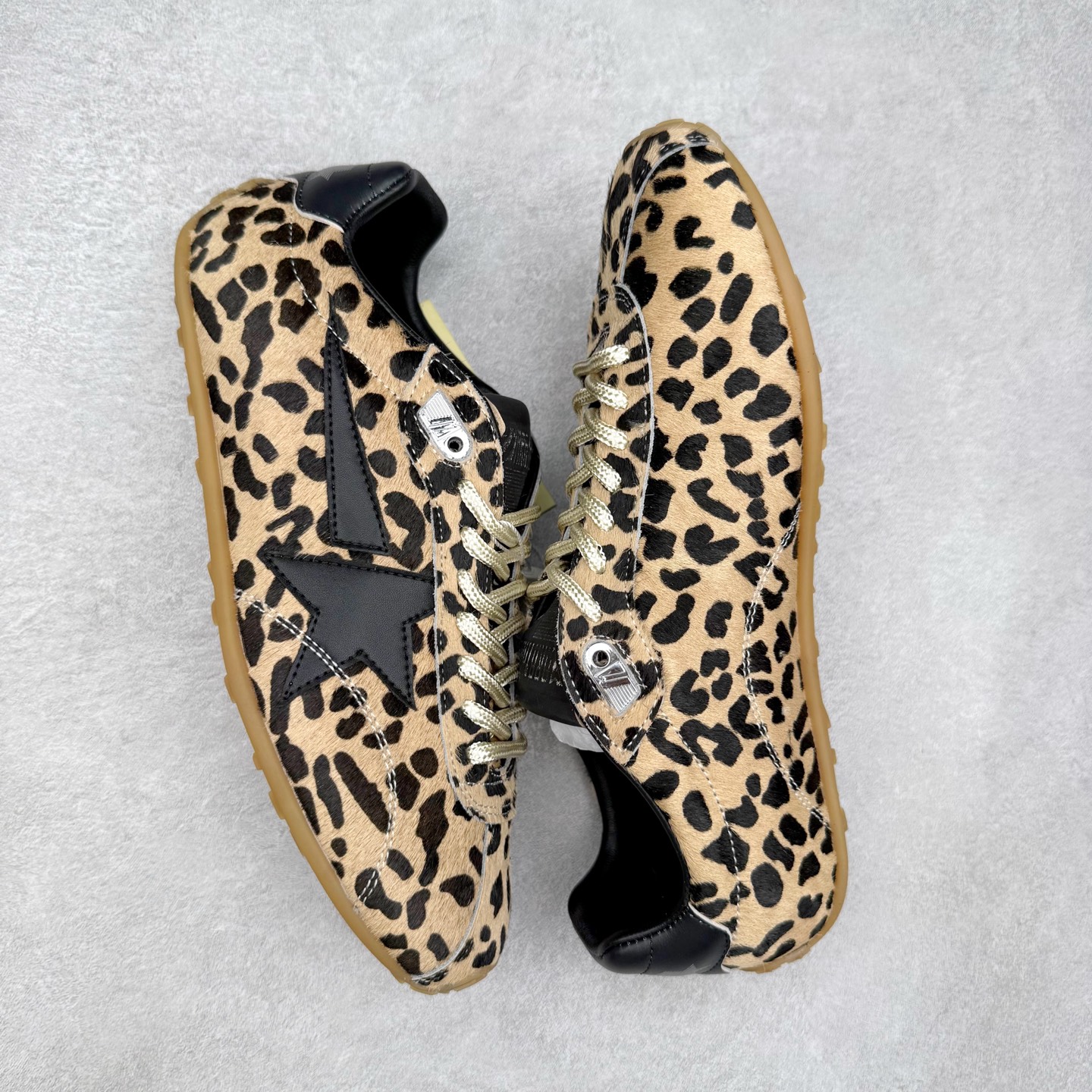 图片[3]-GGDB Golden Goose 25ss马拉松系列暴走鞋 Marathon Speed-70年代美式田径风以简约线条勾勒速度美学，轻薄鞋款突破传统束缚。尼龙面与皮革拼接，既轻盈又透气，完美诠释竞技精神。低帮设计解放脚踝，流线型鞋底提升抓地力。明快配色彰显活力，将赛场激情融入日常穿搭。这一风格至今仍是运动美学的经典范式，见证着田径文化的永恒魅力。 鞋面：牛皮 内里：牛皮 大底：进口橡胶底 尺码：35-40-选品中心