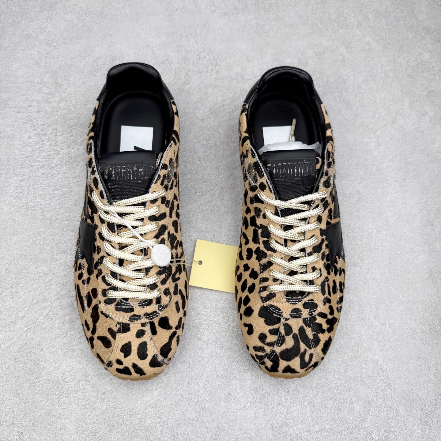 图片[2]-GGDB Golden Goose 25ss马拉松系列暴走鞋 Marathon Speed-70年代美式田径风以简约线条勾勒速度美学，轻薄鞋款突破传统束缚。尼龙面与皮革拼接，既轻盈又透气，完美诠释竞技精神。低帮设计解放脚踝，流线型鞋底提升抓地力。明快配色彰显活力，将赛场激情融入日常穿搭。这一风格至今仍是运动美学的经典范式，见证着田径文化的永恒魅力。 鞋面：牛皮 内里：牛皮 大底：进口橡胶底 尺码：35-40-选品中心