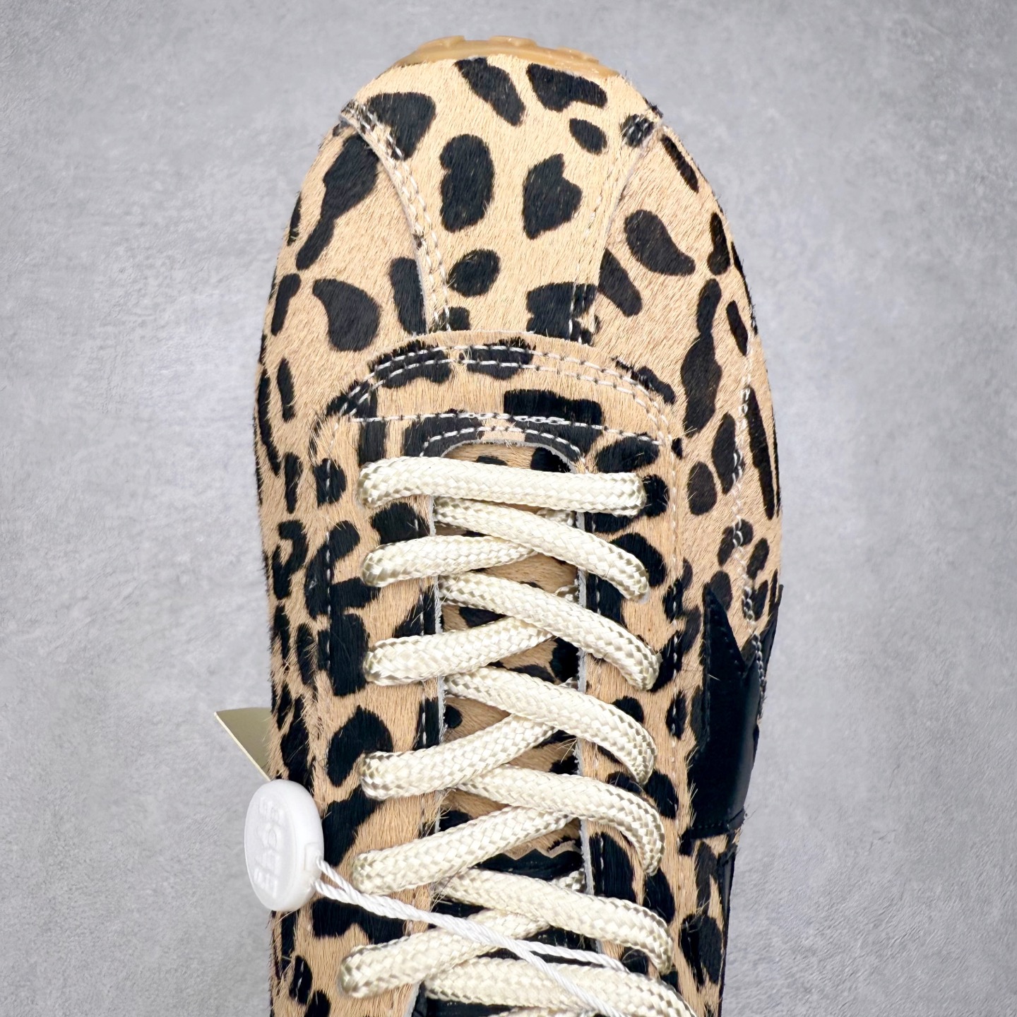 图片[4]-GGDB Golden Goose 25ss马拉松系列暴走鞋 Marathon Speed-70年代美式田径风以简约线条勾勒速度美学，轻薄鞋款突破传统束缚。尼龙面与皮革拼接，既轻盈又透气，完美诠释竞技精神。低帮设计解放脚踝，流线型鞋底提升抓地力。明快配色彰显活力，将赛场激情融入日常穿搭。这一风格至今仍是运动美学的经典范式，见证着田径文化的永恒魅力。 鞋面：牛皮 内里：牛皮 大底：进口橡胶底 尺码：35-40-选品中心