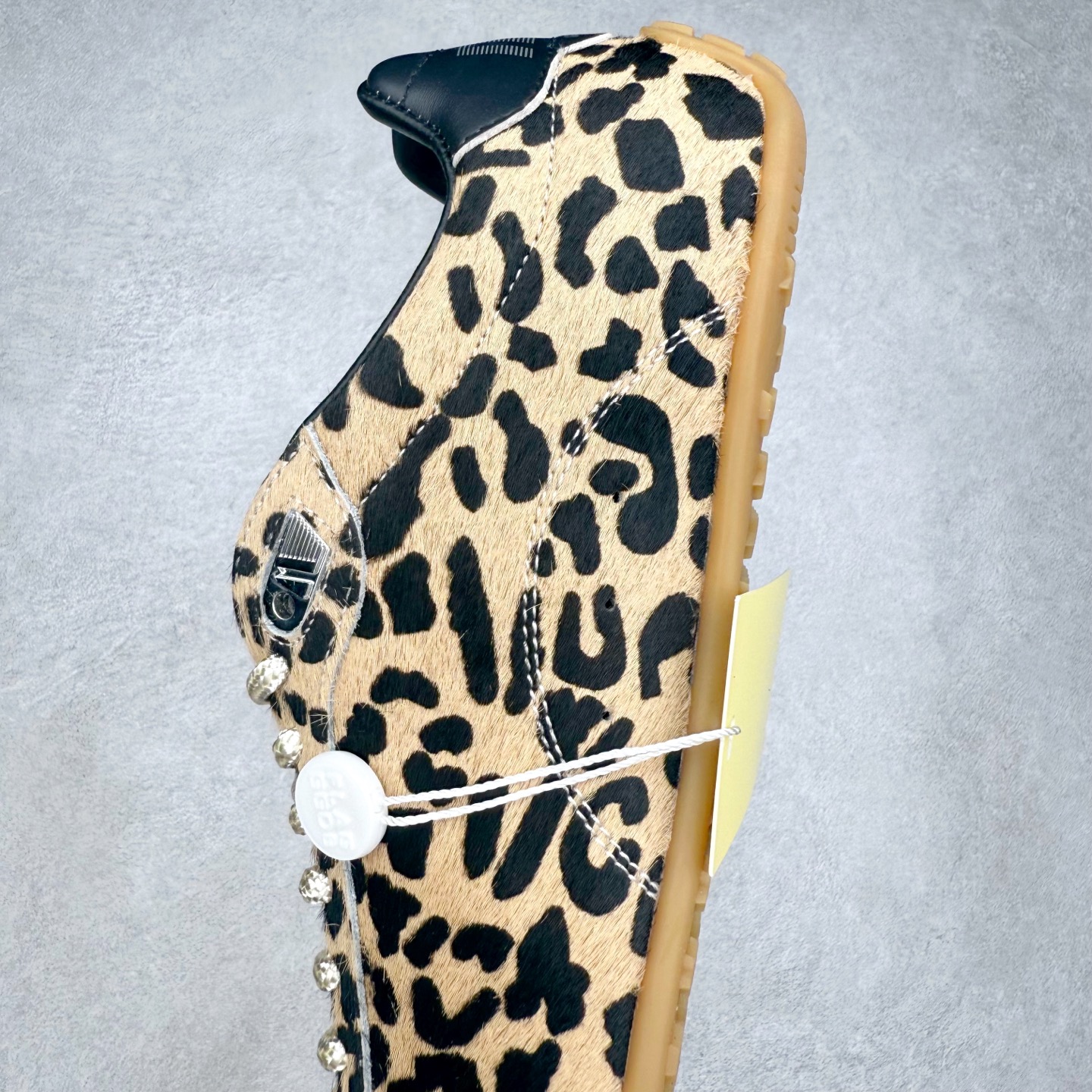 图片[7]-GGDB Golden Goose 25ss马拉松系列暴走鞋 Marathon Speed-70年代美式田径风以简约线条勾勒速度美学，轻薄鞋款突破传统束缚。尼龙面与皮革拼接，既轻盈又透气，完美诠释竞技精神。低帮设计解放脚踝，流线型鞋底提升抓地力。明快配色彰显活力，将赛场激情融入日常穿搭。这一风格至今仍是运动美学的经典范式，见证着田径文化的永恒魅力。 鞋面：牛皮 内里：牛皮 大底：进口橡胶底 尺码：35-40-选品中心