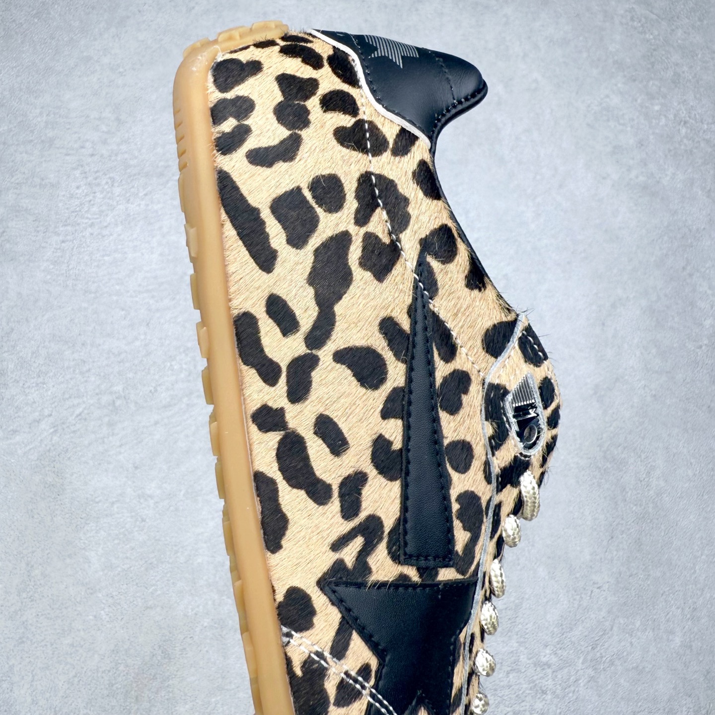 图片[6]-GGDB Golden Goose 25ss马拉松系列暴走鞋 Marathon Speed-70年代美式田径风以简约线条勾勒速度美学，轻薄鞋款突破传统束缚。尼龙面与皮革拼接，既轻盈又透气，完美诠释竞技精神。低帮设计解放脚踝，流线型鞋底提升抓地力。明快配色彰显活力，将赛场激情融入日常穿搭。这一风格至今仍是运动美学的经典范式，见证着田径文化的永恒魅力。 鞋面：牛皮 内里：牛皮 大底：进口橡胶底 尺码：35-40-选品中心