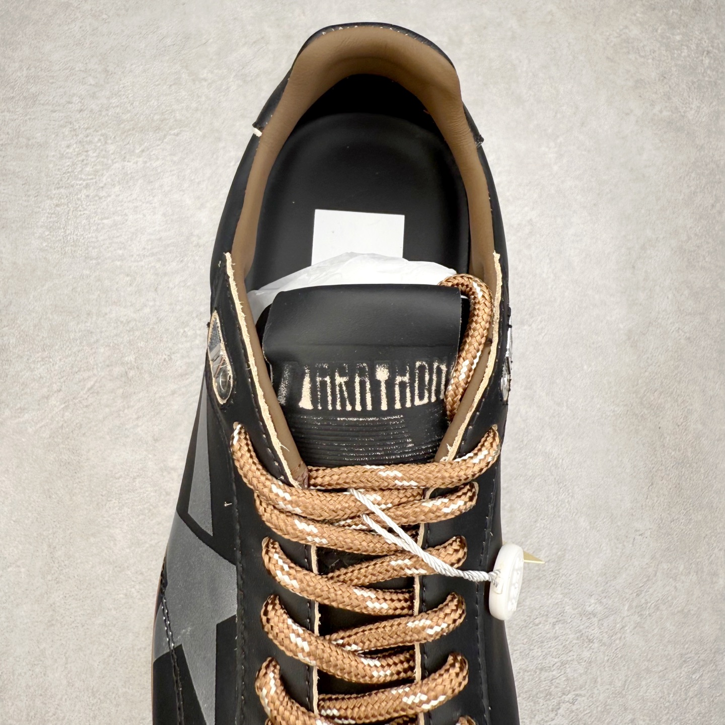 图片[5]-GGDB Golden Goose 25ss马拉松系列暴走鞋 Marathon Speed-70年代美式田径风以简约线条勾勒速度美学，轻薄鞋款突破传统束缚。尼龙面与皮革拼接，既轻盈又透气，完美诠释竞技精神。低帮设计解放脚踝，流线型鞋底提升抓地力。明快配色彰显活力，将赛场激情融入日常穿搭。这一风格至今仍是运动美学的经典范式，见证着田径文化的永恒魅力。 鞋面：牛皮 内里：牛皮 大底：进口橡胶底 尺码：35-40-选品中心