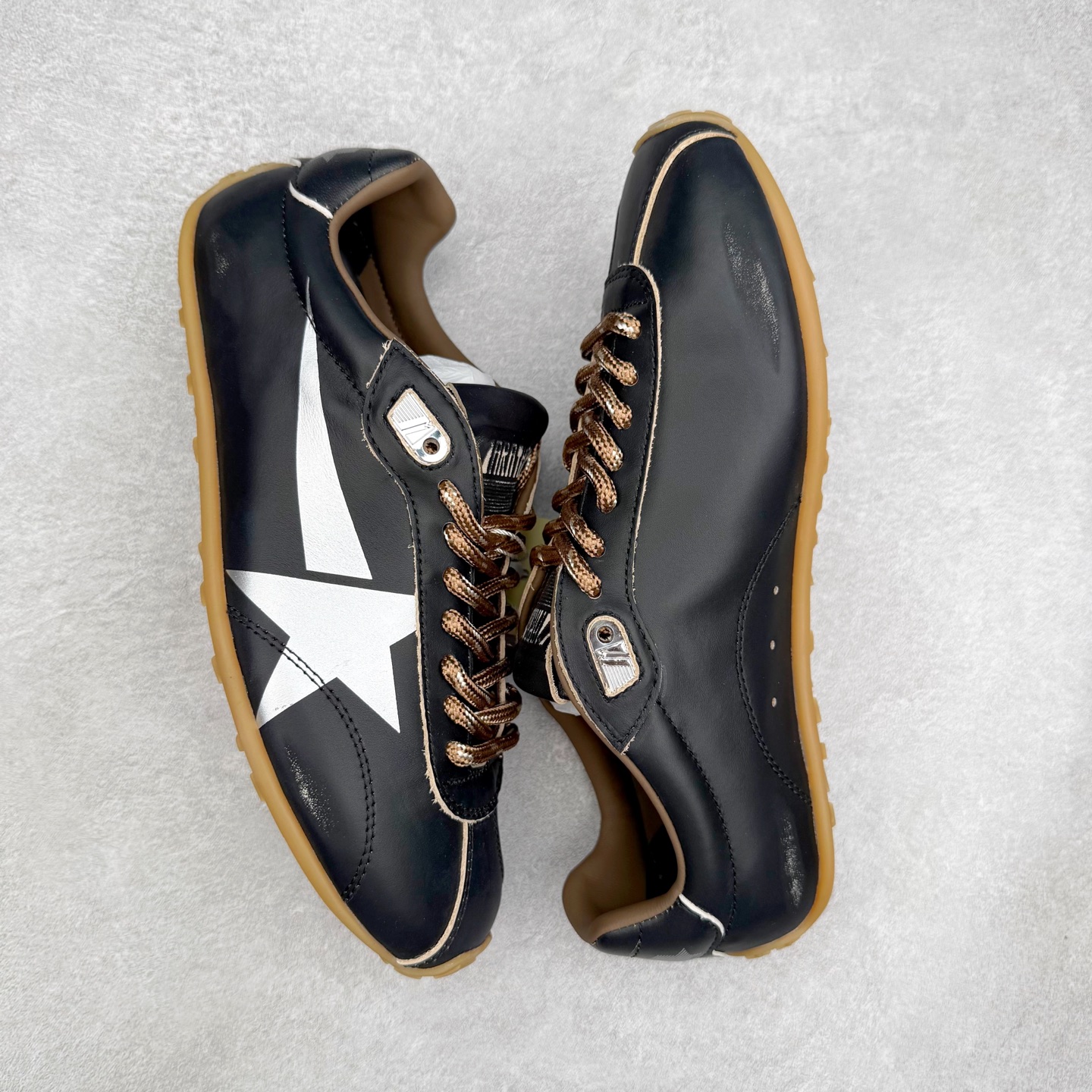 图片[3]-GGDB Golden Goose 25ss马拉松系列暴走鞋 Marathon Speed-70年代美式田径风以简约线条勾勒速度美学，轻薄鞋款突破传统束缚。尼龙面与皮革拼接，既轻盈又透气，完美诠释竞技精神。低帮设计解放脚踝，流线型鞋底提升抓地力。明快配色彰显活力，将赛场激情融入日常穿搭。这一风格至今仍是运动美学的经典范式，见证着田径文化的永恒魅力。 鞋面：牛皮 内里：牛皮 大底：进口橡胶底 尺码：35-40-选品中心