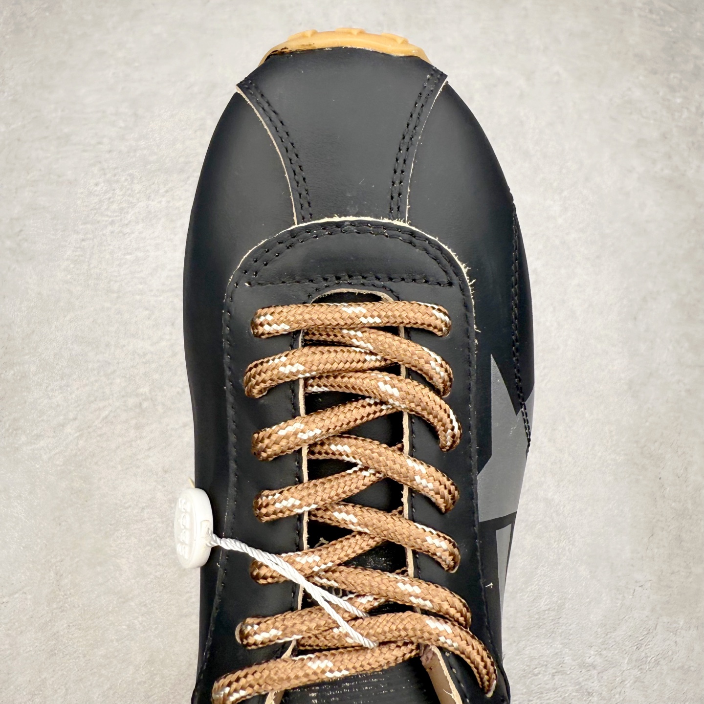 图片[4]-GGDB Golden Goose 25ss马拉松系列暴走鞋 Marathon Speed-70年代美式田径风以简约线条勾勒速度美学，轻薄鞋款突破传统束缚。尼龙面与皮革拼接，既轻盈又透气，完美诠释竞技精神。低帮设计解放脚踝，流线型鞋底提升抓地力。明快配色彰显活力，将赛场激情融入日常穿搭。这一风格至今仍是运动美学的经典范式，见证着田径文化的永恒魅力。 鞋面：牛皮 内里：牛皮 大底：进口橡胶底 尺码：35-40-选品中心