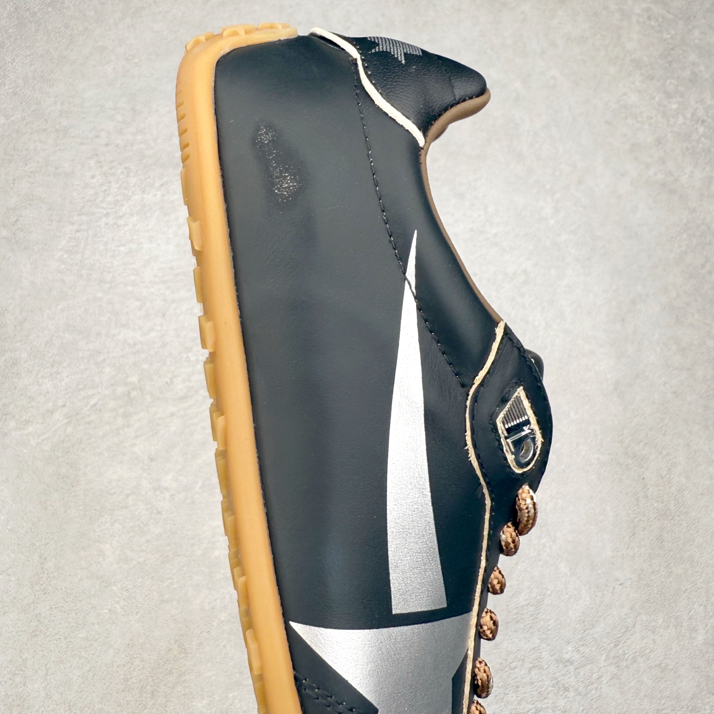 图片[6]-GGDB Golden Goose 25ss马拉松系列暴走鞋 Marathon Speed-70年代美式田径风以简约线条勾勒速度美学，轻薄鞋款突破传统束缚。尼龙面与皮革拼接，既轻盈又透气，完美诠释竞技精神。低帮设计解放脚踝，流线型鞋底提升抓地力。明快配色彰显活力，将赛场激情融入日常穿搭。这一风格至今仍是运动美学的经典范式，见证着田径文化的永恒魅力。 鞋面：牛皮 内里：牛皮 大底：进口橡胶底 尺码：35-40-选品中心