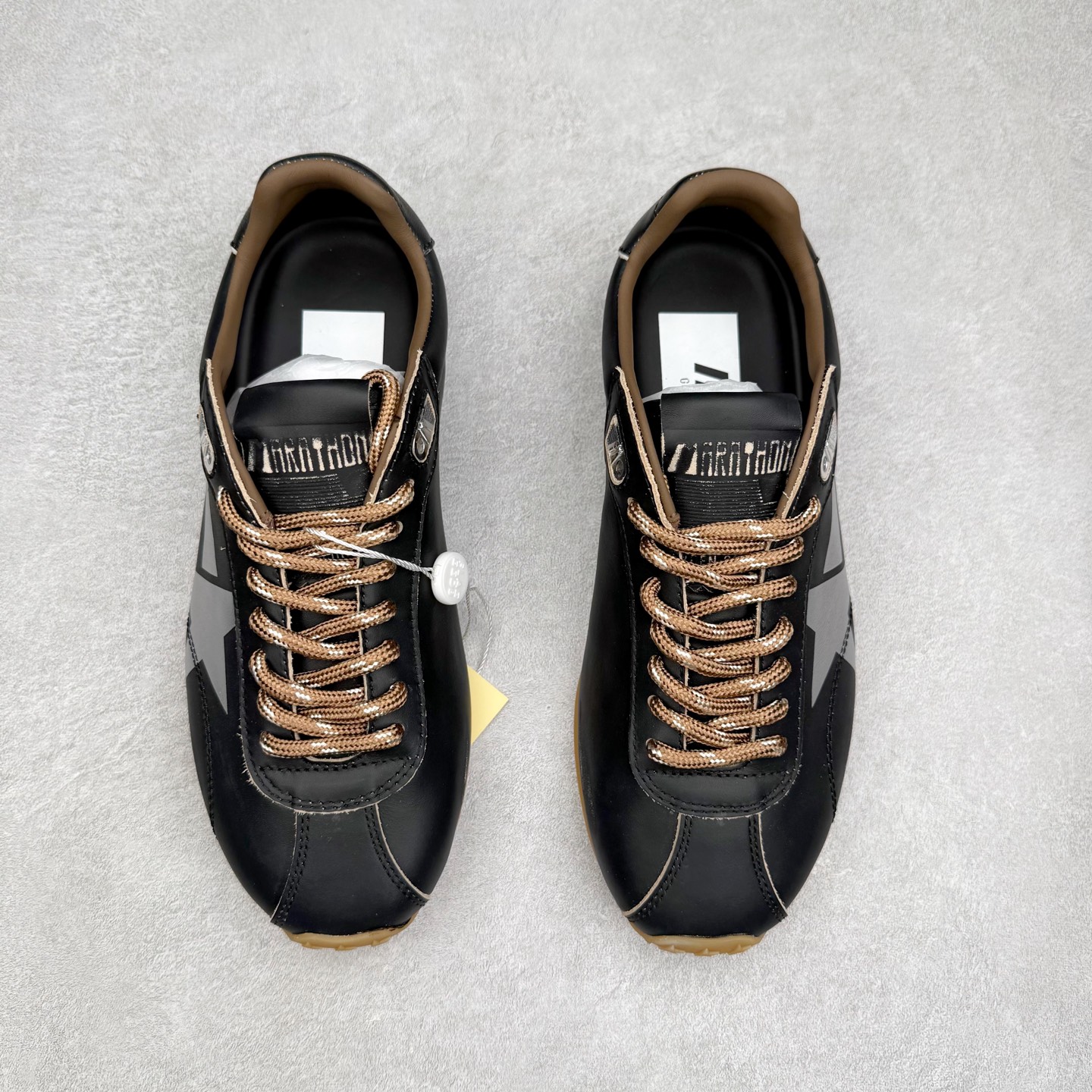 图片[2]-GGDB Golden Goose 25ss马拉松系列暴走鞋 Marathon Speed-70年代美式田径风以简约线条勾勒速度美学，轻薄鞋款突破传统束缚。尼龙面与皮革拼接，既轻盈又透气，完美诠释竞技精神。低帮设计解放脚踝，流线型鞋底提升抓地力。明快配色彰显活力，将赛场激情融入日常穿搭。这一风格至今仍是运动美学的经典范式，见证着田径文化的永恒魅力。 鞋面：牛皮 内里：牛皮 大底：进口橡胶底 尺码：35-40-选品中心