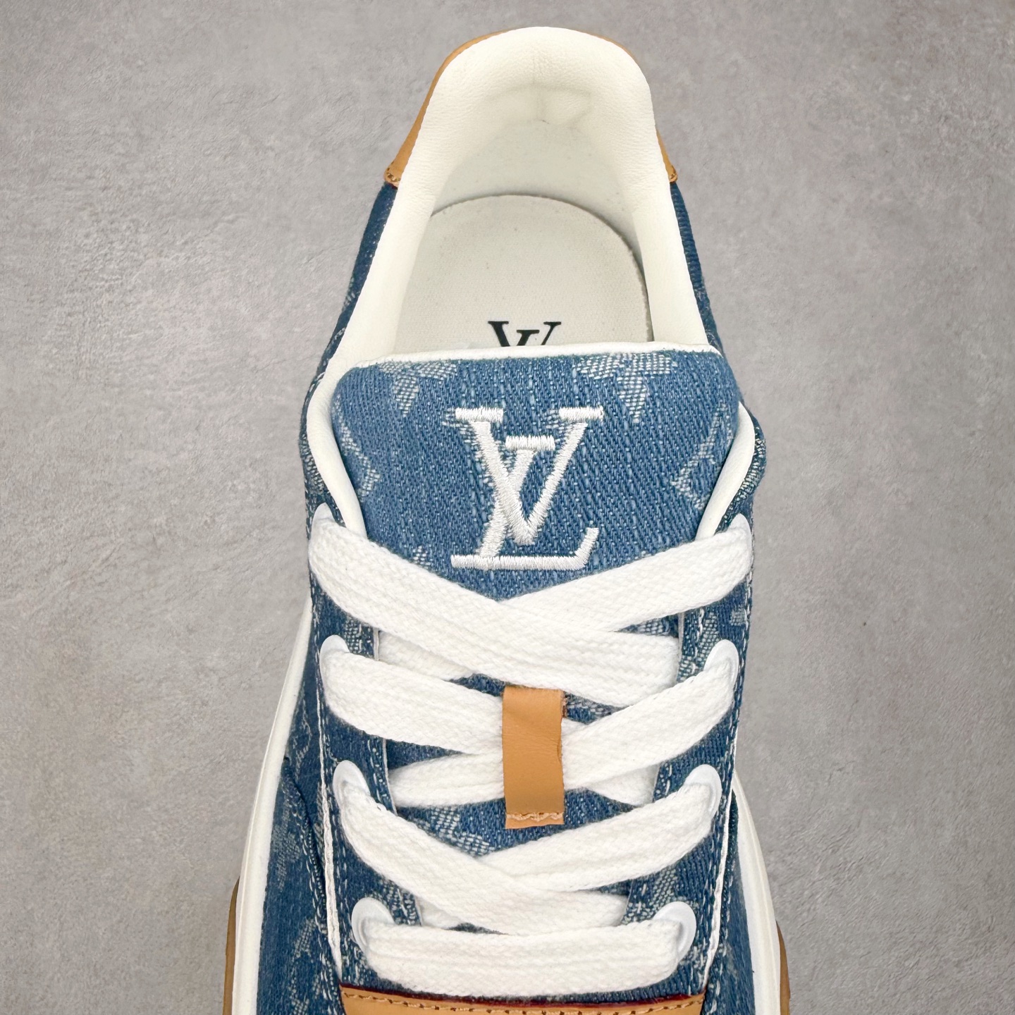 图片[5]-LOUIS VUITTON lv skate sneaker 2026 秋冬男士系列 Classic 牛皮革 圆头系带 低帮 生活休闲鞋 原版开发 市面唯一正确版本 原版购入开发 欢迎对比 运动鞋于 2025 秋冬男士系列初次亮相 以光滑牛皮革塑造考究设计 可轻松融入各式造型 瞩目 LV 字母标注鞋侧 轻盈橡胶外底点缀 Vuitton 标识 材料使用原版定制进口头层牛皮 内里使用原版进口透气网里 原版开模橡胶发泡材质大底 内增高4CM 尺码：39-45-选品中心