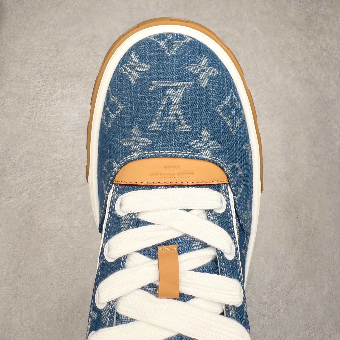 图片[4]-LOUIS VUITTON lv skate sneaker 2026 秋冬男士系列 Classic 牛皮革 圆头系带 低帮 生活休闲鞋 原版开发 市面唯一正确版本 原版购入开发 欢迎对比 运动鞋于 2025 秋冬男士系列初次亮相 以光滑牛皮革塑造考究设计 可轻松融入各式造型 瞩目 LV 字母标注鞋侧 轻盈橡胶外底点缀 Vuitton 标识 材料使用原版定制进口头层牛皮 内里使用原版进口透气网里 原版开模橡胶发泡材质大底 内增高4CM 尺码：39-45-选品中心