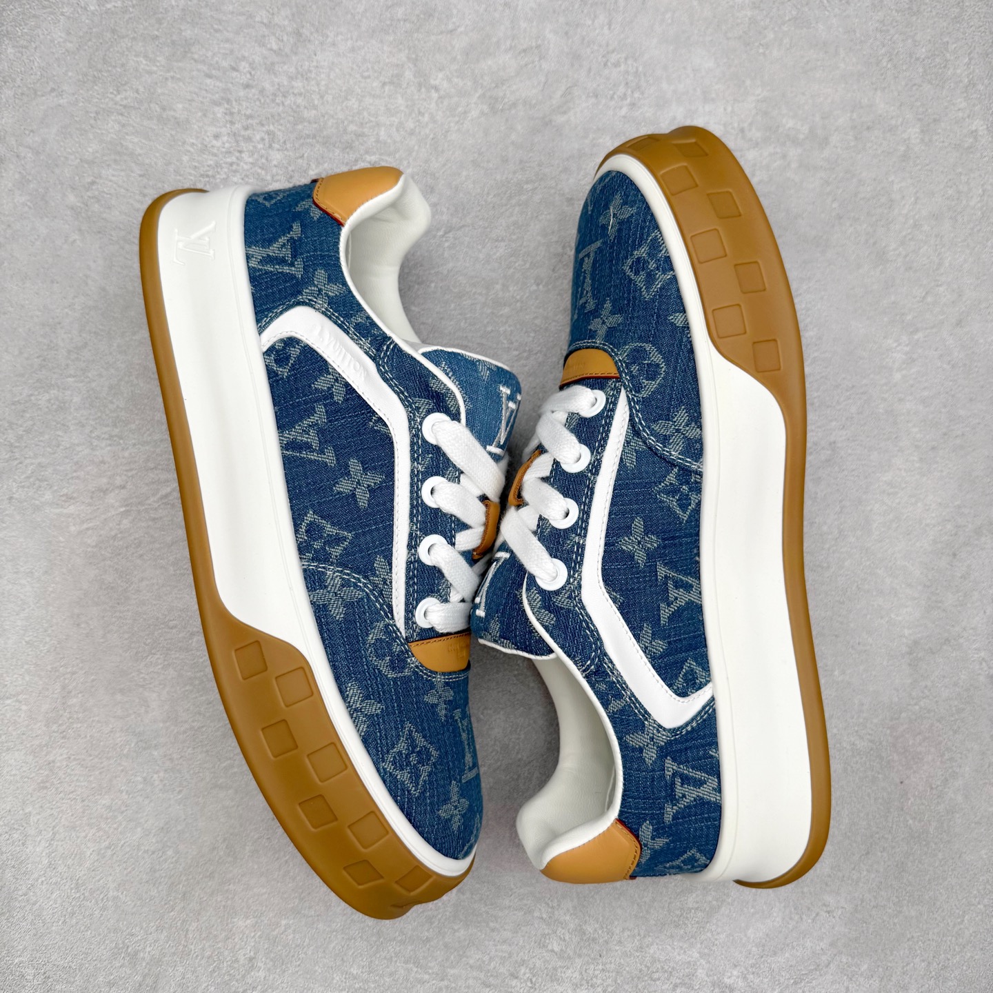 图片[3]-LOUIS VUITTON lv skate sneaker 2026 秋冬男士系列 Classic 牛皮革 圆头系带 低帮 生活休闲鞋 原版开发 市面唯一正确版本 原版购入开发 欢迎对比 运动鞋于 2025 秋冬男士系列初次亮相 以光滑牛皮革塑造考究设计 可轻松融入各式造型 瞩目 LV 字母标注鞋侧 轻盈橡胶外底点缀 Vuitton 标识 材料使用原版定制进口头层牛皮 内里使用原版进口透气网里 原版开模橡胶发泡材质大底 内增高4CM 尺码：39-45-选品中心