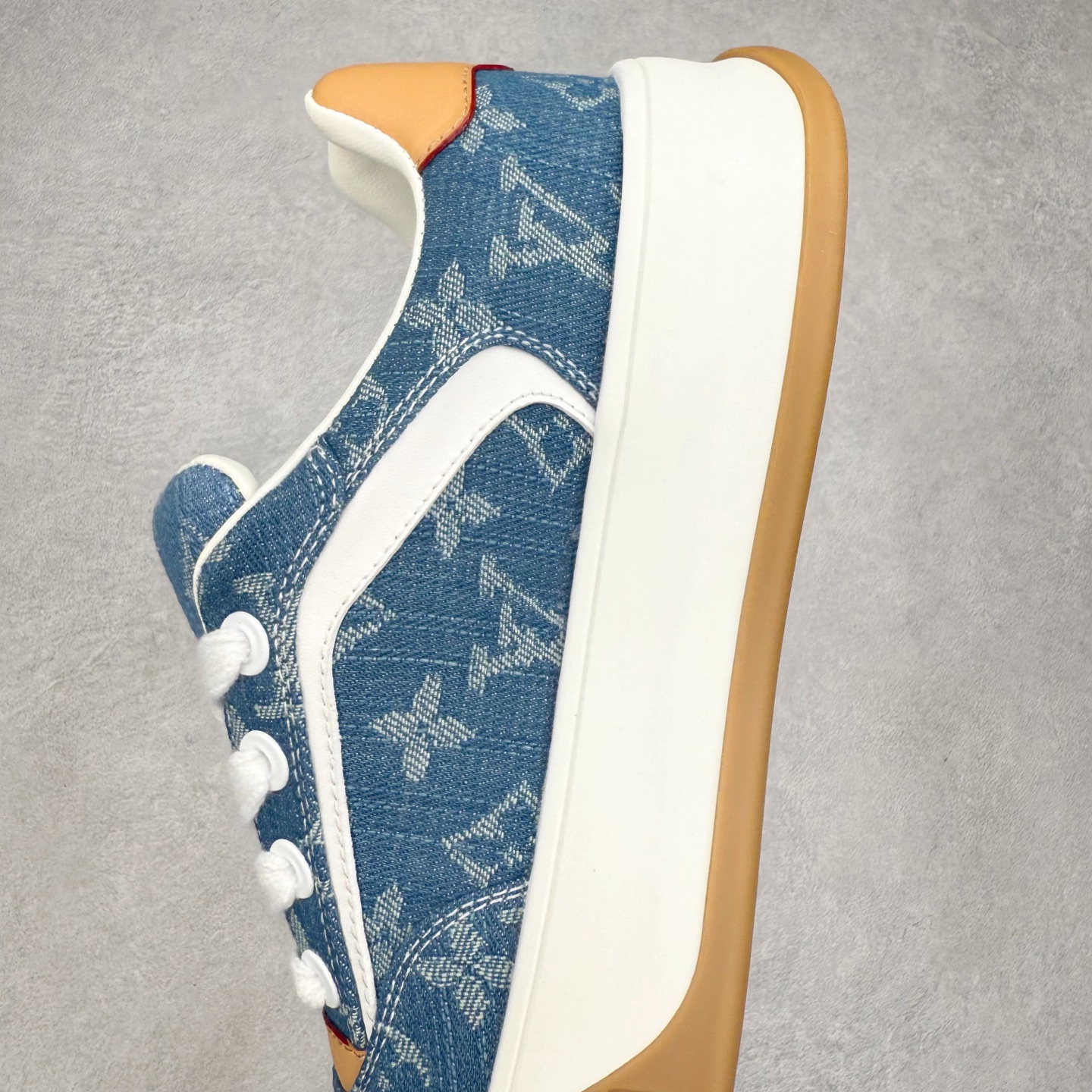 图片[7]-LOUIS VUITTON lv skate sneaker 2026 秋冬男士系列 Classic 牛皮革 圆头系带 低帮 生活休闲鞋 原版开发 市面唯一正确版本 原版购入开发 欢迎对比 运动鞋于 2025 秋冬男士系列初次亮相 以光滑牛皮革塑造考究设计 可轻松融入各式造型 瞩目 LV 字母标注鞋侧 轻盈橡胶外底点缀 Vuitton 标识 材料使用原版定制进口头层牛皮 内里使用原版进口透气网里 原版开模橡胶发泡材质大底 内增高4CM 尺码：39-45-选品中心