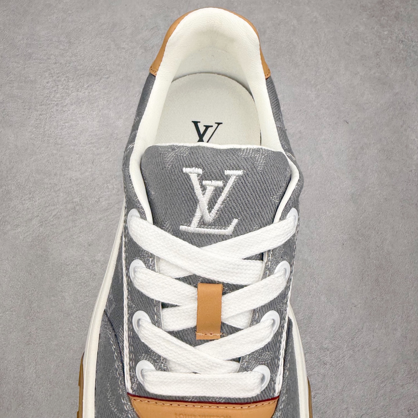 图片[5]-LOUIS VUITTON lv skate sneaker 2026 秋冬男士系列 Classic 牛皮革 圆头系带 低帮 生活休闲鞋 原版开发 市面唯一正确版本 原版购入开发 欢迎对比 运动鞋于 2025 秋冬男士系列初次亮相 以光滑牛皮革塑造考究设计 可轻松融入各式造型 瞩目 LV 字母标注鞋侧 轻盈橡胶外底点缀 Vuitton 标识 材料使用原版定制进口头层牛皮 内里使用原版进口透气网里 原版开模橡胶发泡材质大底 内增高4CM 尺码：39-45-选品中心