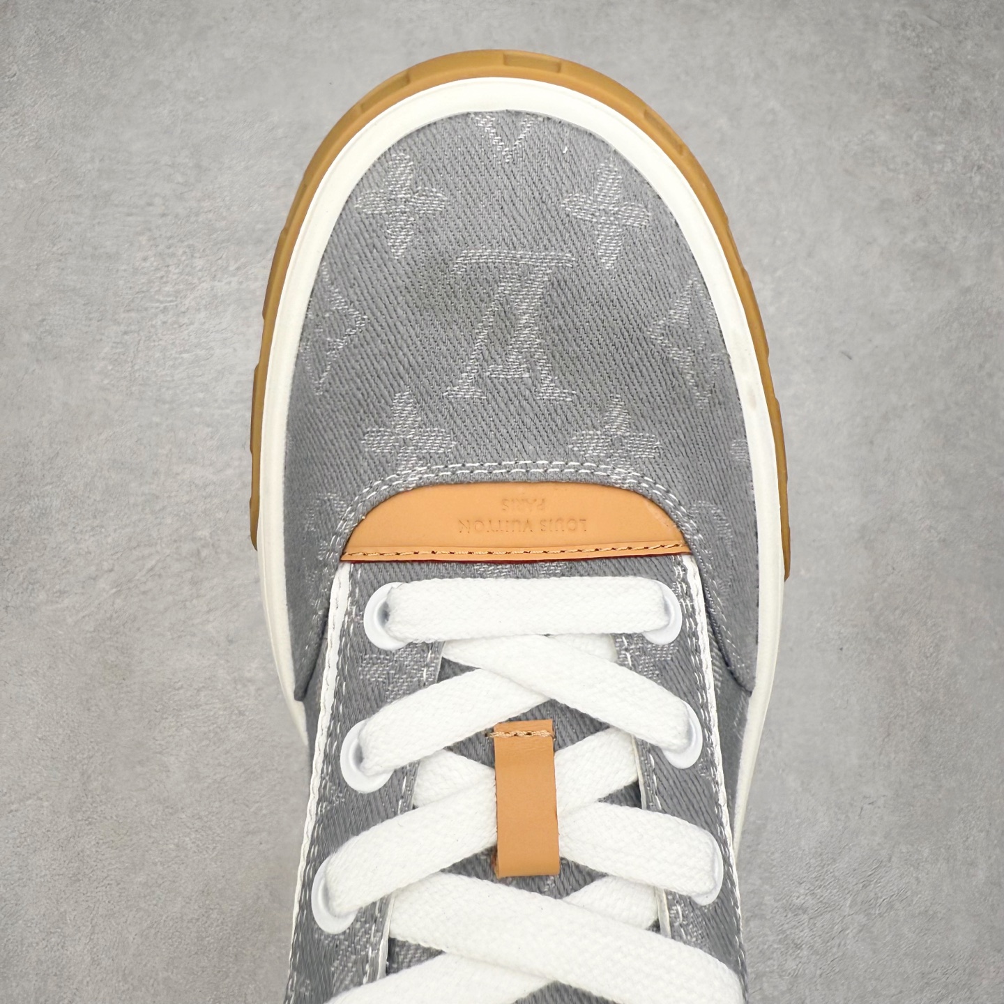 图片[4]-LOUIS VUITTON lv skate sneaker 2026 秋冬男士系列 Classic 牛皮革 圆头系带 低帮 生活休闲鞋 原版开发 市面唯一正确版本 原版购入开发 欢迎对比 运动鞋于 2025 秋冬男士系列初次亮相 以光滑牛皮革塑造考究设计 可轻松融入各式造型 瞩目 LV 字母标注鞋侧 轻盈橡胶外底点缀 Vuitton 标识 材料使用原版定制进口头层牛皮 内里使用原版进口透气网里 原版开模橡胶发泡材质大底 内增高4CM 尺码：39-45-选品中心