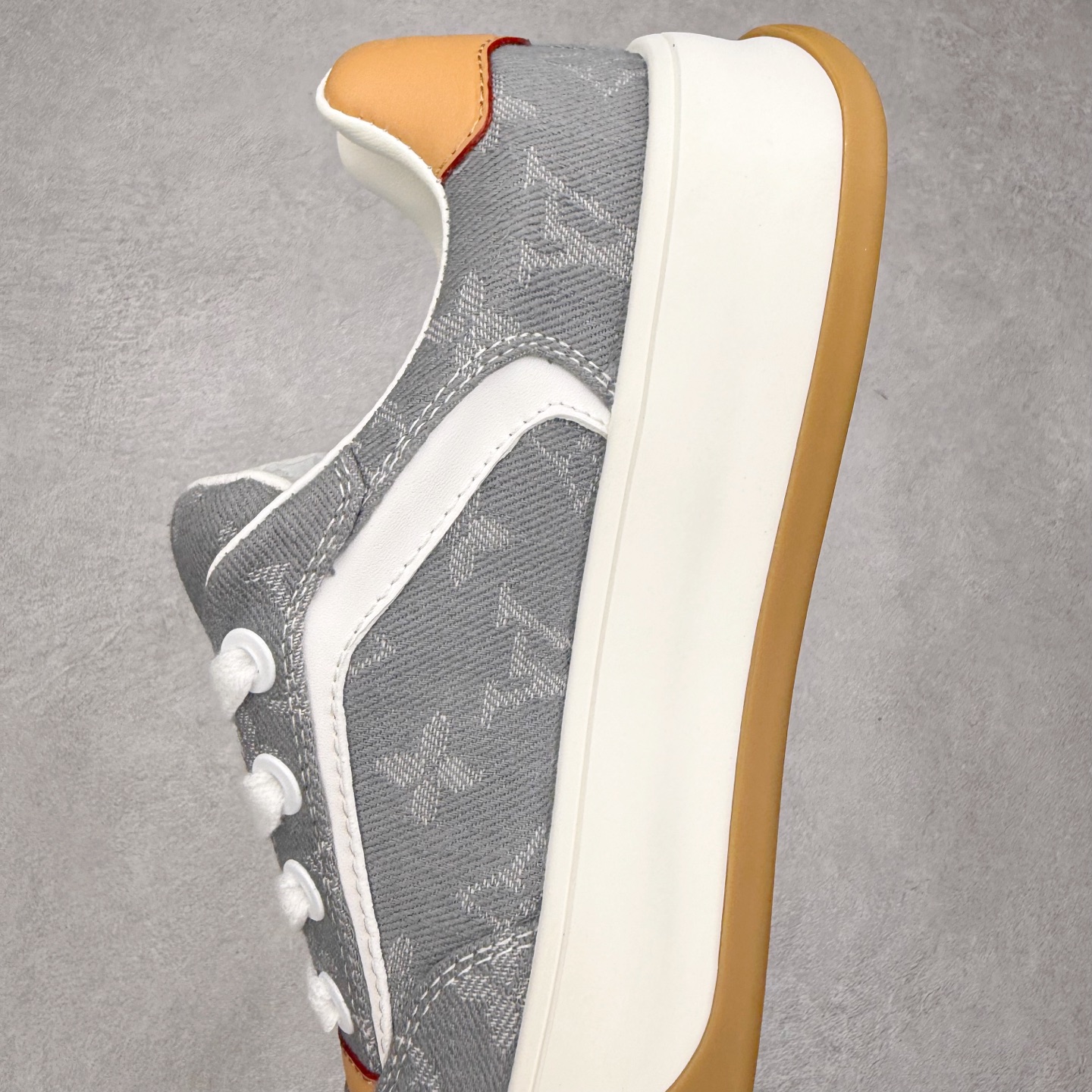 图片[7]-LOUIS VUITTON lv skate sneaker 2026 秋冬男士系列 Classic 牛皮革 圆头系带 低帮 生活休闲鞋 原版开发 市面唯一正确版本 原版购入开发 欢迎对比 运动鞋于 2025 秋冬男士系列初次亮相 以光滑牛皮革塑造考究设计 可轻松融入各式造型 瞩目 LV 字母标注鞋侧 轻盈橡胶外底点缀 Vuitton 标识 材料使用原版定制进口头层牛皮 内里使用原版进口透气网里 原版开模橡胶发泡材质大底 内增高4CM 尺码：39-45-选品中心