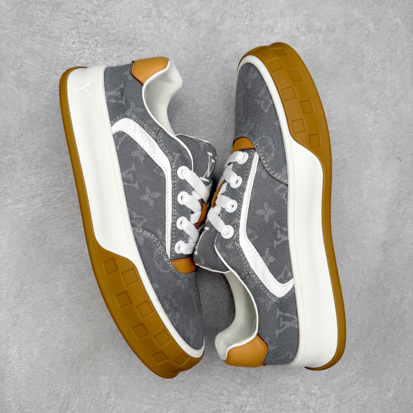 图片[3]-LOUIS VUITTON lv skate sneaker 2026 秋冬男士系列 Classic 牛皮革 圆头系带 低帮 生活休闲鞋 原版开发 市面唯一正确版本 原版购入开发 欢迎对比 运动鞋于 2025 秋冬男士系列初次亮相 以光滑牛皮革塑造考究设计 可轻松融入各式造型 瞩目 LV 字母标注鞋侧 轻盈橡胶外底点缀 Vuitton 标识 材料使用原版定制进口头层牛皮 内里使用原版进口透气网里 原版开模橡胶发泡材质大底 内增高4CM 尺码：39-45-选品中心