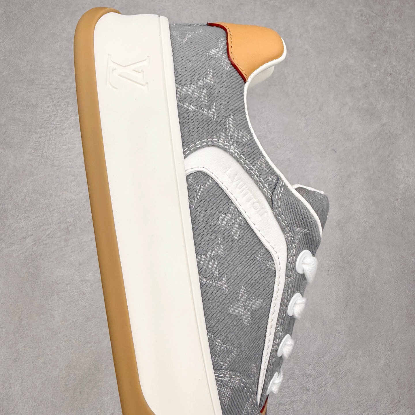 图片[6]-LOUIS VUITTON lv skate sneaker 2026 秋冬男士系列 Classic 牛皮革 圆头系带 低帮 生活休闲鞋 原版开发 市面唯一正确版本 原版购入开发 欢迎对比 运动鞋于 2025 秋冬男士系列初次亮相 以光滑牛皮革塑造考究设计 可轻松融入各式造型 瞩目 LV 字母标注鞋侧 轻盈橡胶外底点缀 Vuitton 标识 材料使用原版定制进口头层牛皮 内里使用原版进口透气网里 原版开模橡胶发泡材质大底 内增高4CM 尺码：39-45-选品中心