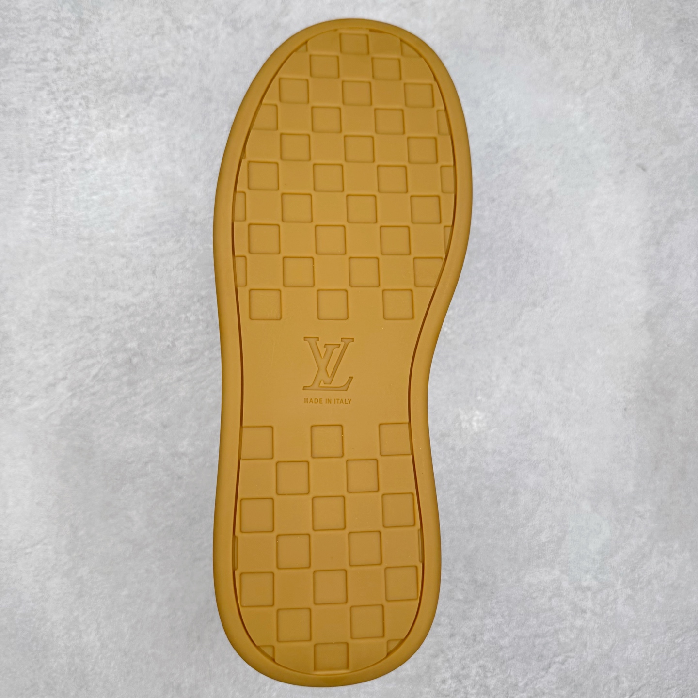 图片[9]-LOUIS VUITTON lv skate sneaker 2026 秋冬男士系列 Classic 牛皮革 圆头系带 低帮 生活休闲鞋 原版开发 市面唯一正确版本 原版购入开发 欢迎对比 运动鞋于 2025 秋冬男士系列初次亮相 以光滑牛皮革塑造考究设计 可轻松融入各式造型 瞩目 LV 字母标注鞋侧 轻盈橡胶外底点缀 Vuitton 标识 材料使用原版定制进口头层牛皮 内里使用原版进口透气网里 原版开模橡胶发泡材质大底 内增高4CM 尺码：39-45-选品中心