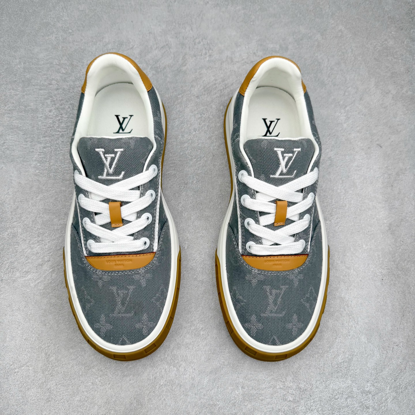 图片[2]-LOUIS VUITTON lv skate sneaker 2026 秋冬男士系列 Classic 牛皮革 圆头系带 低帮 生活休闲鞋 原版开发 市面唯一正确版本 原版购入开发 欢迎对比 运动鞋于 2025 秋冬男士系列初次亮相 以光滑牛皮革塑造考究设计 可轻松融入各式造型 瞩目 LV 字母标注鞋侧 轻盈橡胶外底点缀 Vuitton 标识 材料使用原版定制进口头层牛皮 内里使用原版进口透气网里 原版开模橡胶发泡材质大底 内增高4CM 尺码：39-45-选品中心