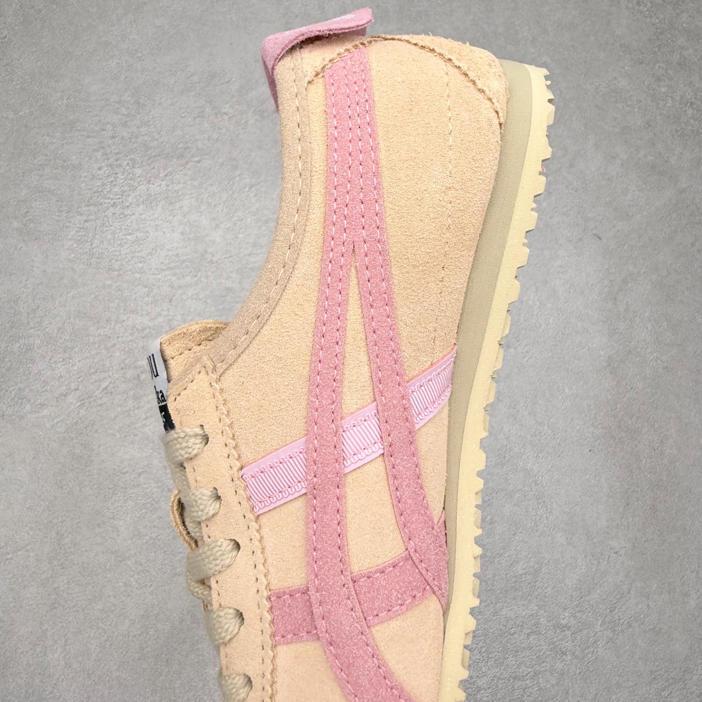 图片[7]-＃纯原福利 Asics Onitsuka Tiger MEXICO 66 亚瑟士鬼冢虎复古经典板鞋 市场最强版本 原厂牛津布加持 海外订单工厂出品 超成熟稳定的做工品控 原装全套纸板楦头开发 原汁原味 完美呈现版型 私模正确鞋底咬花纹路 一比一鞋头弧度高度鞋身弧度 绝不口嗨 细节品控鞋型随意秒杀市面 原档咬花纹路私模大底 一个单元有六个三角形 总体形拼接呈现花瓣状 官方四联吊牌 原装Ortholite轻量化鞋垫 原盒原配 质保卡 说明书 钢印防尘纸 纸板中底带钢印 乳胶组合鞋垫 支持全方位的对比专柜 产品从款式颜色造型上体现出追求舒适和细节的完美 鞋类更是推崇手工制作的严谨与完美 融舒适性与可穿性的设计风格 注重细节的完美和别致魅力 既保持稳重 又不失轻松的时尚感 尺码：36 37 37.5 38 39 39.5 40 40.5 41.5 42 42.5 43.5 44 45-选品中心