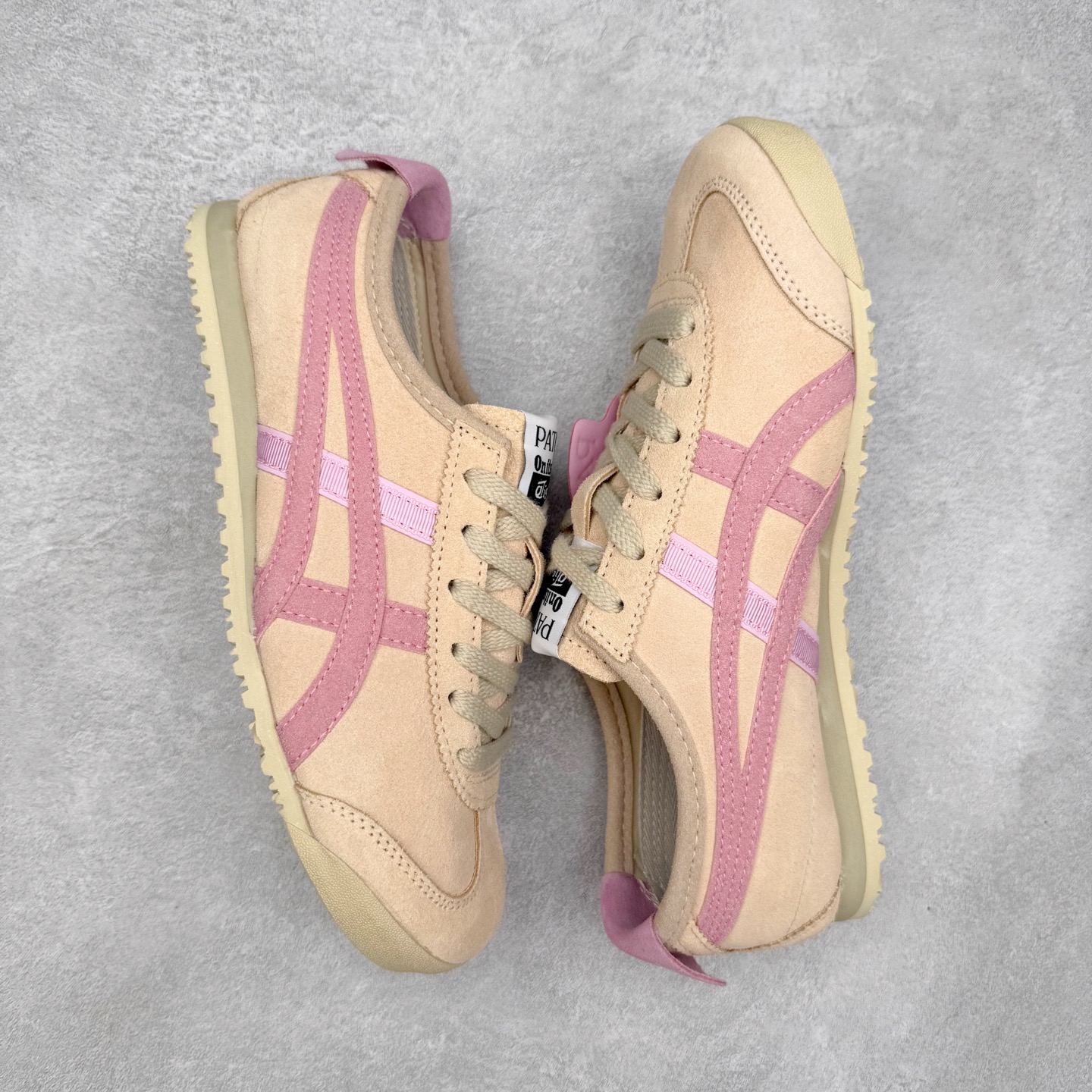 图片[3]-＃纯原福利 Asics Onitsuka Tiger MEXICO 66 亚瑟士鬼冢虎复古经典板鞋 市场最强版本 原厂牛津布加持 海外订单工厂出品 超成熟稳定的做工品控 原装全套纸板楦头开发 原汁原味 完美呈现版型 私模正确鞋底咬花纹路 一比一鞋头弧度高度鞋身弧度 绝不口嗨 细节品控鞋型随意秒杀市面 原档咬花纹路私模大底 一个单元有六个三角形 总体形拼接呈现花瓣状 官方四联吊牌 原装Ortholite轻量化鞋垫 原盒原配 质保卡 说明书 钢印防尘纸 纸板中底带钢印 乳胶组合鞋垫 支持全方位的对比专柜 产品从款式颜色造型上体现出追求舒适和细节的完美 鞋类更是推崇手工制作的严谨与完美 融舒适性与可穿性的设计风格 注重细节的完美和别致魅力 既保持稳重 又不失轻松的时尚感 尺码：36 37 37.5 38 39 39.5 40 40.5 41.5 42 42.5 43.5 44 45-选品中心