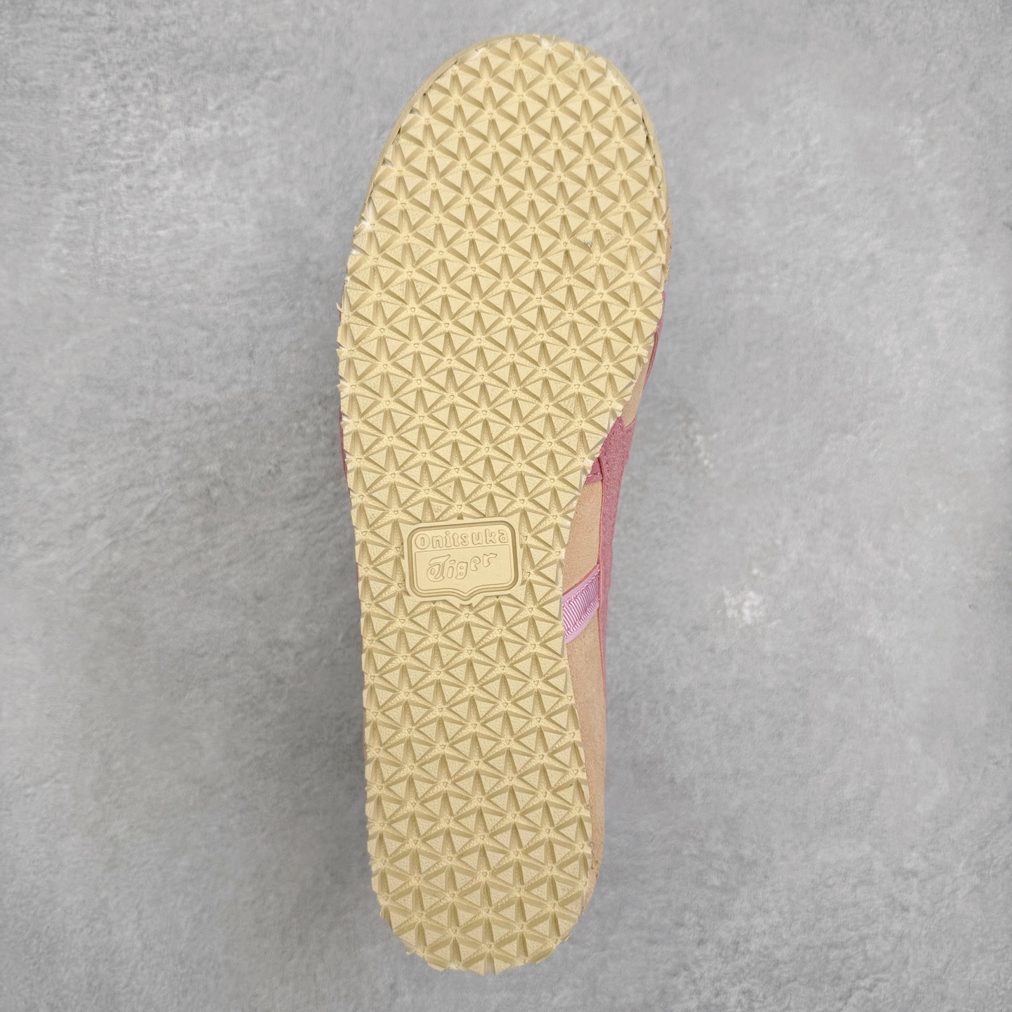 图片[9]-＃纯原福利 Asics Onitsuka Tiger MEXICO 66 亚瑟士鬼冢虎复古经典板鞋 市场最强版本 原厂牛津布加持 海外订单工厂出品 超成熟稳定的做工品控 原装全套纸板楦头开发 原汁原味 完美呈现版型 私模正确鞋底咬花纹路 一比一鞋头弧度高度鞋身弧度 绝不口嗨 细节品控鞋型随意秒杀市面 原档咬花纹路私模大底 一个单元有六个三角形 总体形拼接呈现花瓣状 官方四联吊牌 原装Ortholite轻量化鞋垫 原盒原配 质保卡 说明书 钢印防尘纸 纸板中底带钢印 乳胶组合鞋垫 支持全方位的对比专柜 产品从款式颜色造型上体现出追求舒适和细节的完美 鞋类更是推崇手工制作的严谨与完美 融舒适性与可穿性的设计风格 注重细节的完美和别致魅力 既保持稳重 又不失轻松的时尚感 尺码：36 37 37.5 38 39 39.5 40 40.5 41.5 42 42.5 43.5 44 45-选品中心