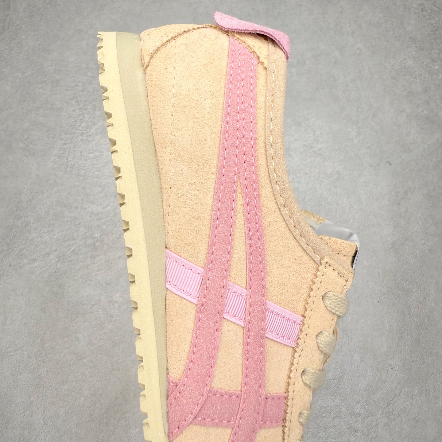 图片[6]-＃纯原福利 Asics Onitsuka Tiger MEXICO 66 亚瑟士鬼冢虎复古经典板鞋 市场最强版本 原厂牛津布加持 海外订单工厂出品 超成熟稳定的做工品控 原装全套纸板楦头开发 原汁原味 完美呈现版型 私模正确鞋底咬花纹路 一比一鞋头弧度高度鞋身弧度 绝不口嗨 细节品控鞋型随意秒杀市面 原档咬花纹路私模大底 一个单元有六个三角形 总体形拼接呈现花瓣状 官方四联吊牌 原装Ortholite轻量化鞋垫 原盒原配 质保卡 说明书 钢印防尘纸 纸板中底带钢印 乳胶组合鞋垫 支持全方位的对比专柜 产品从款式颜色造型上体现出追求舒适和细节的完美 鞋类更是推崇手工制作的严谨与完美 融舒适性与可穿性的设计风格 注重细节的完美和别致魅力 既保持稳重 又不失轻松的时尚感 尺码：36 37 37.5 38 39 39.5 40 40.5 41.5 42 42.5 43.5 44 45-选品中心