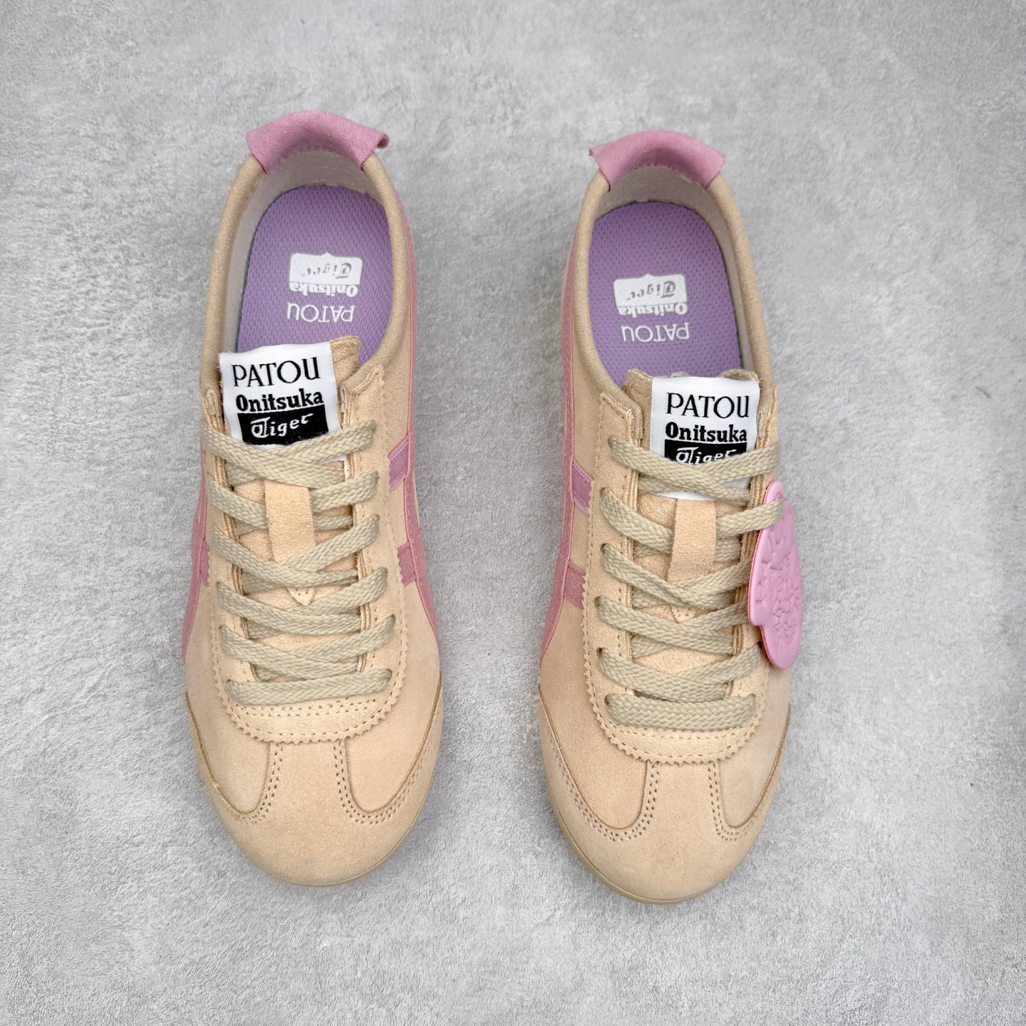 图片[2]-＃纯原福利 Asics Onitsuka Tiger MEXICO 66 亚瑟士鬼冢虎复古经典板鞋 市场最强版本 原厂牛津布加持 海外订单工厂出品 超成熟稳定的做工品控 原装全套纸板楦头开发 原汁原味 完美呈现版型 私模正确鞋底咬花纹路 一比一鞋头弧度高度鞋身弧度 绝不口嗨 细节品控鞋型随意秒杀市面 原档咬花纹路私模大底 一个单元有六个三角形 总体形拼接呈现花瓣状 官方四联吊牌 原装Ortholite轻量化鞋垫 原盒原配 质保卡 说明书 钢印防尘纸 纸板中底带钢印 乳胶组合鞋垫 支持全方位的对比专柜 产品从款式颜色造型上体现出追求舒适和细节的完美 鞋类更是推崇手工制作的严谨与完美 融舒适性与可穿性的设计风格 注重细节的完美和别致魅力 既保持稳重 又不失轻松的时尚感 尺码：36 37 37.5 38 39 39.5 40 40.5 41.5 42 42.5 43.5 44 45-选品中心