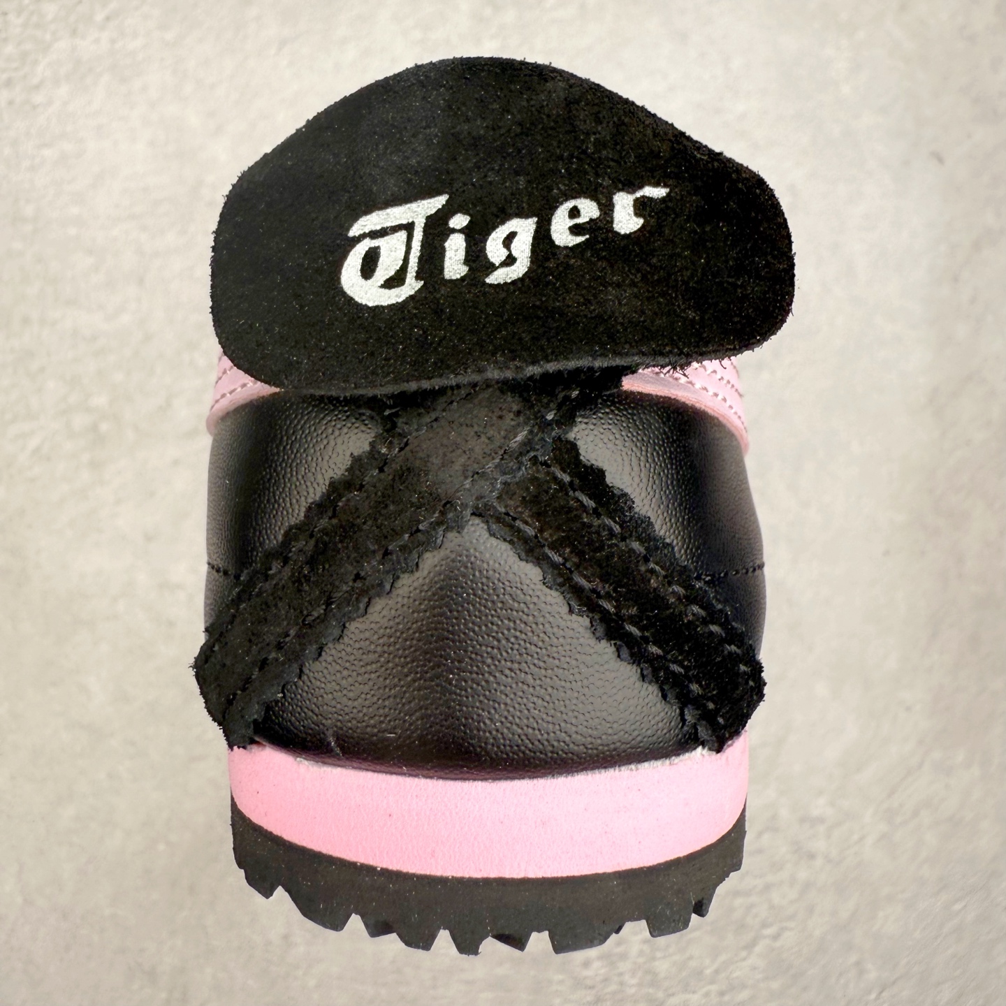 图片[8]-＃纯原福利 Asics Onitsuka Tiger MEXICO 66 亚瑟士鬼冢虎复古经典板鞋 市场最强版本 原厂牛津布加持 海外订单工厂出品 超成熟稳定的做工品控 原装全套纸板楦头开发 原汁原味 完美呈现版型 私模正确鞋底咬花纹路 一比一鞋头弧度高度鞋身弧度 绝不口嗨 细节品控鞋型随意秒杀市面 原档咬花纹路私模大底 一个单元有六个三角形 总体形拼接呈现花瓣状 官方四联吊牌 原装Ortholite轻量化鞋垫 原盒原配 质保卡 说明书 钢印防尘纸 纸板中底带钢印 乳胶组合鞋垫 支持全方位的对比专柜 产品从款式颜色造型上体现出追求舒适和细节的完美 鞋类更是推崇手工制作的严谨与完美 融舒适性与可穿性的设计风格 注重细节的完美和别致魅力 既保持稳重 又不失轻松的时尚感 尺码：36 37 37.5 38 39 39.5 40 40.5 41.5 42 42.5 43.5 44 45-选品中心