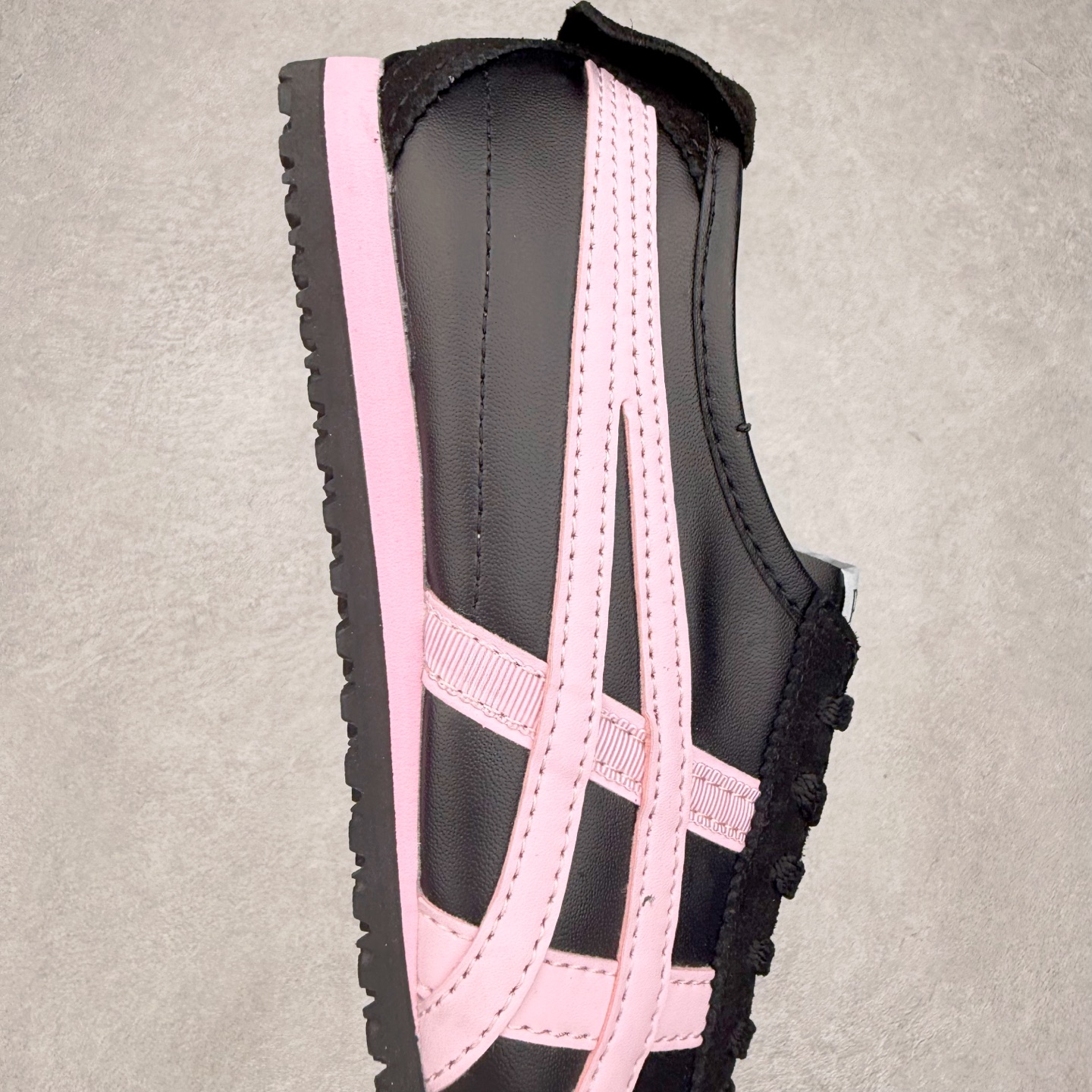 图片[6]-＃纯原福利 Asics Onitsuka Tiger MEXICO 66 亚瑟士鬼冢虎复古经典板鞋 市场最强版本 原厂牛津布加持 海外订单工厂出品 超成熟稳定的做工品控 原装全套纸板楦头开发 原汁原味 完美呈现版型 私模正确鞋底咬花纹路 一比一鞋头弧度高度鞋身弧度 绝不口嗨 细节品控鞋型随意秒杀市面 原档咬花纹路私模大底 一个单元有六个三角形 总体形拼接呈现花瓣状 官方四联吊牌 原装Ortholite轻量化鞋垫 原盒原配 质保卡 说明书 钢印防尘纸 纸板中底带钢印 乳胶组合鞋垫 支持全方位的对比专柜 产品从款式颜色造型上体现出追求舒适和细节的完美 鞋类更是推崇手工制作的严谨与完美 融舒适性与可穿性的设计风格 注重细节的完美和别致魅力 既保持稳重 又不失轻松的时尚感 尺码：36 37 37.5 38 39 39.5 40 40.5 41.5 42 42.5 43.5 44 45-选品中心