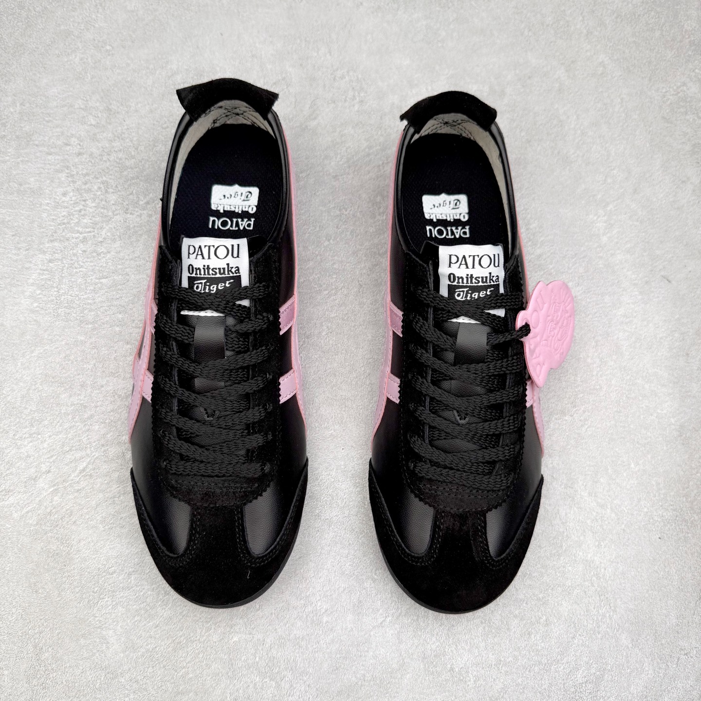 图片[2]-＃纯原福利 Asics Onitsuka Tiger MEXICO 66 亚瑟士鬼冢虎复古经典板鞋 市场最强版本 原厂牛津布加持 海外订单工厂出品 超成熟稳定的做工品控 原装全套纸板楦头开发 原汁原味 完美呈现版型 私模正确鞋底咬花纹路 一比一鞋头弧度高度鞋身弧度 绝不口嗨 细节品控鞋型随意秒杀市面 原档咬花纹路私模大底 一个单元有六个三角形 总体形拼接呈现花瓣状 官方四联吊牌 原装Ortholite轻量化鞋垫 原盒原配 质保卡 说明书 钢印防尘纸 纸板中底带钢印 乳胶组合鞋垫 支持全方位的对比专柜 产品从款式颜色造型上体现出追求舒适和细节的完美 鞋类更是推崇手工制作的严谨与完美 融舒适性与可穿性的设计风格 注重细节的完美和别致魅力 既保持稳重 又不失轻松的时尚感 尺码：36 37 37.5 38 39 39.5 40 40.5 41.5 42 42.5 43.5 44 45-选品中心