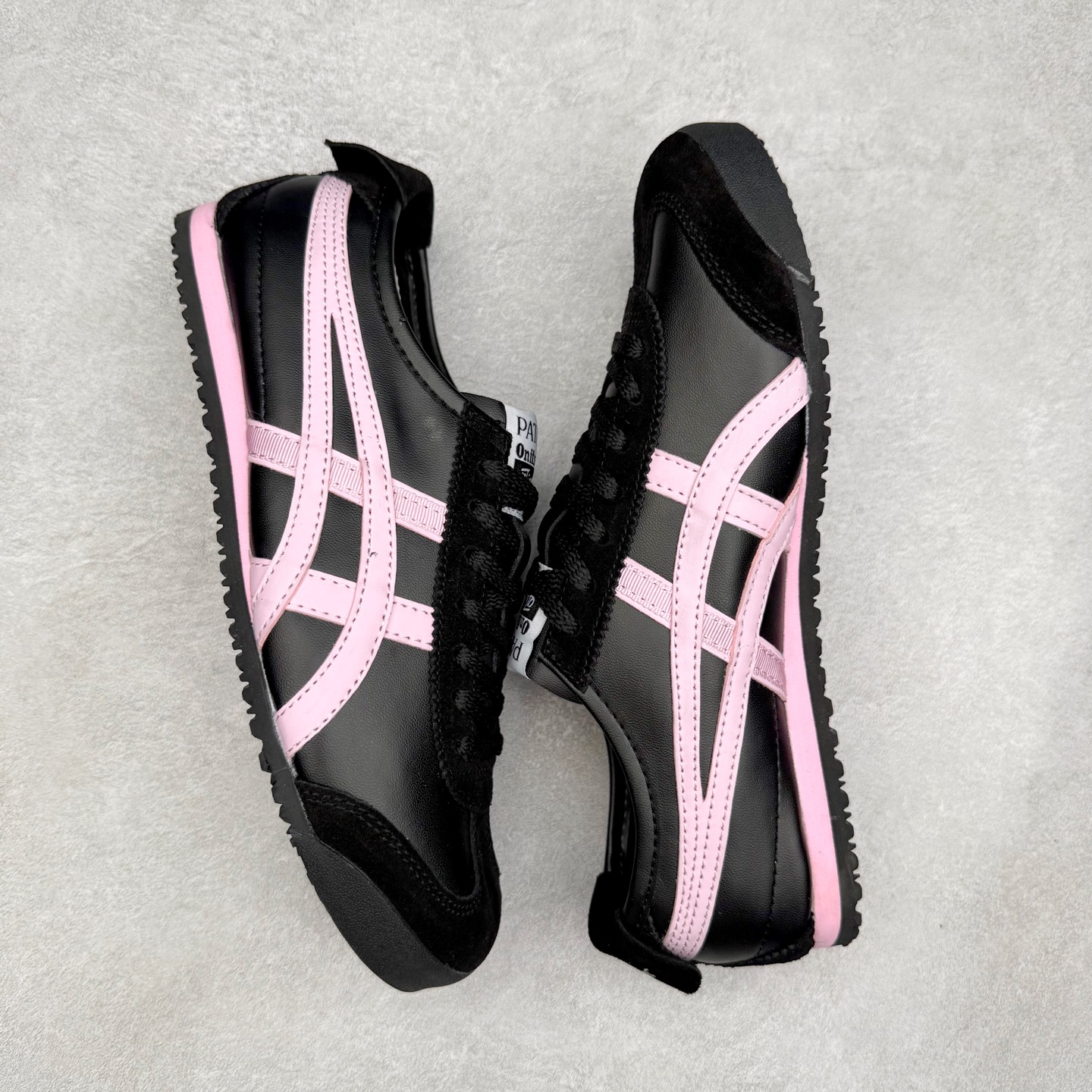 图片[3]-＃纯原福利 Asics Onitsuka Tiger MEXICO 66 亚瑟士鬼冢虎复古经典板鞋 市场最强版本 原厂牛津布加持 海外订单工厂出品 超成熟稳定的做工品控 原装全套纸板楦头开发 原汁原味 完美呈现版型 私模正确鞋底咬花纹路 一比一鞋头弧度高度鞋身弧度 绝不口嗨 细节品控鞋型随意秒杀市面 原档咬花纹路私模大底 一个单元有六个三角形 总体形拼接呈现花瓣状 官方四联吊牌 原装Ortholite轻量化鞋垫 原盒原配 质保卡 说明书 钢印防尘纸 纸板中底带钢印 乳胶组合鞋垫 支持全方位的对比专柜 产品从款式颜色造型上体现出追求舒适和细节的完美 鞋类更是推崇手工制作的严谨与完美 融舒适性与可穿性的设计风格 注重细节的完美和别致魅力 既保持稳重 又不失轻松的时尚感 尺码：36 37 37.5 38 39 39.5 40 40.5 41.5 42 42.5 43.5 44 45-选品中心
