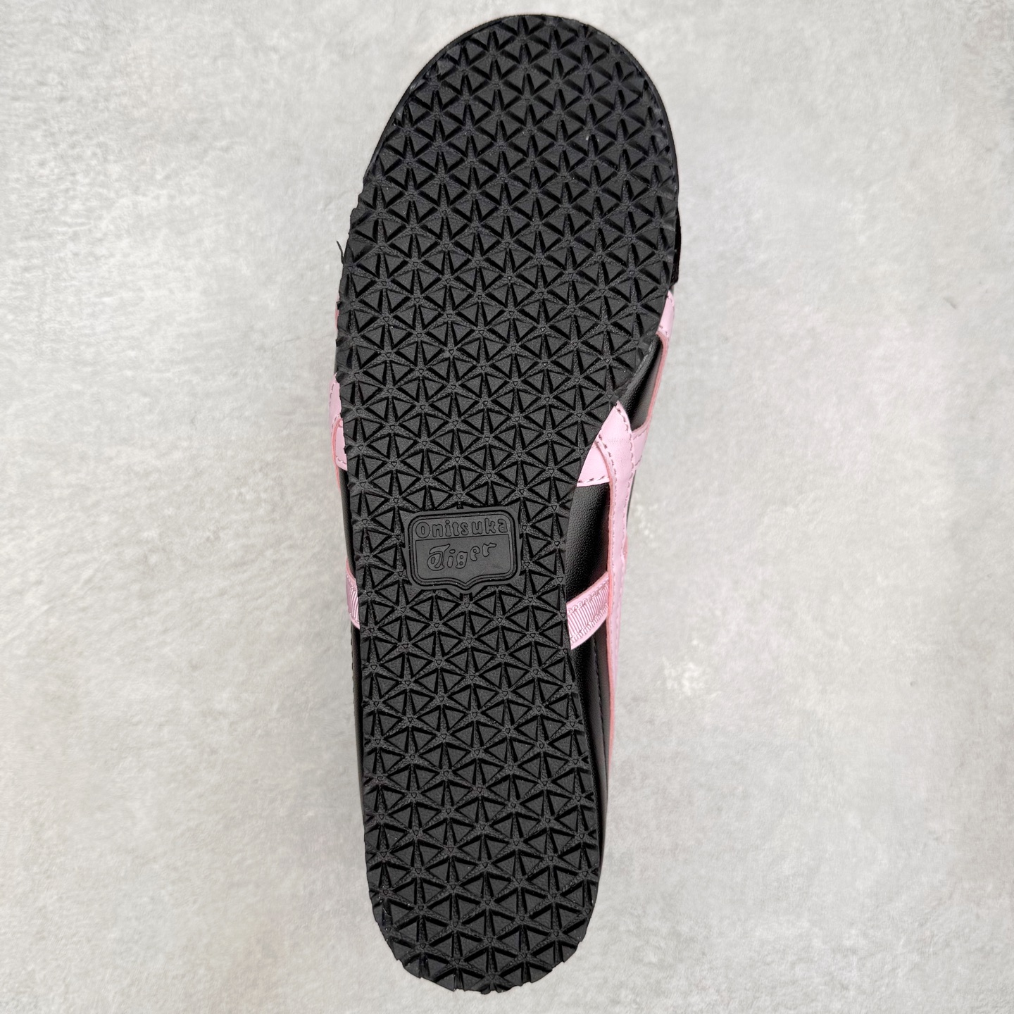 图片[9]-＃纯原福利 Asics Onitsuka Tiger MEXICO 66 亚瑟士鬼冢虎复古经典板鞋 市场最强版本 原厂牛津布加持 海外订单工厂出品 超成熟稳定的做工品控 原装全套纸板楦头开发 原汁原味 完美呈现版型 私模正确鞋底咬花纹路 一比一鞋头弧度高度鞋身弧度 绝不口嗨 细节品控鞋型随意秒杀市面 原档咬花纹路私模大底 一个单元有六个三角形 总体形拼接呈现花瓣状 官方四联吊牌 原装Ortholite轻量化鞋垫 原盒原配 质保卡 说明书 钢印防尘纸 纸板中底带钢印 乳胶组合鞋垫 支持全方位的对比专柜 产品从款式颜色造型上体现出追求舒适和细节的完美 鞋类更是推崇手工制作的严谨与完美 融舒适性与可穿性的设计风格 注重细节的完美和别致魅力 既保持稳重 又不失轻松的时尚感 尺码：36 37 37.5 38 39 39.5 40 40.5 41.5 42 42.5 43.5 44 45-选品中心