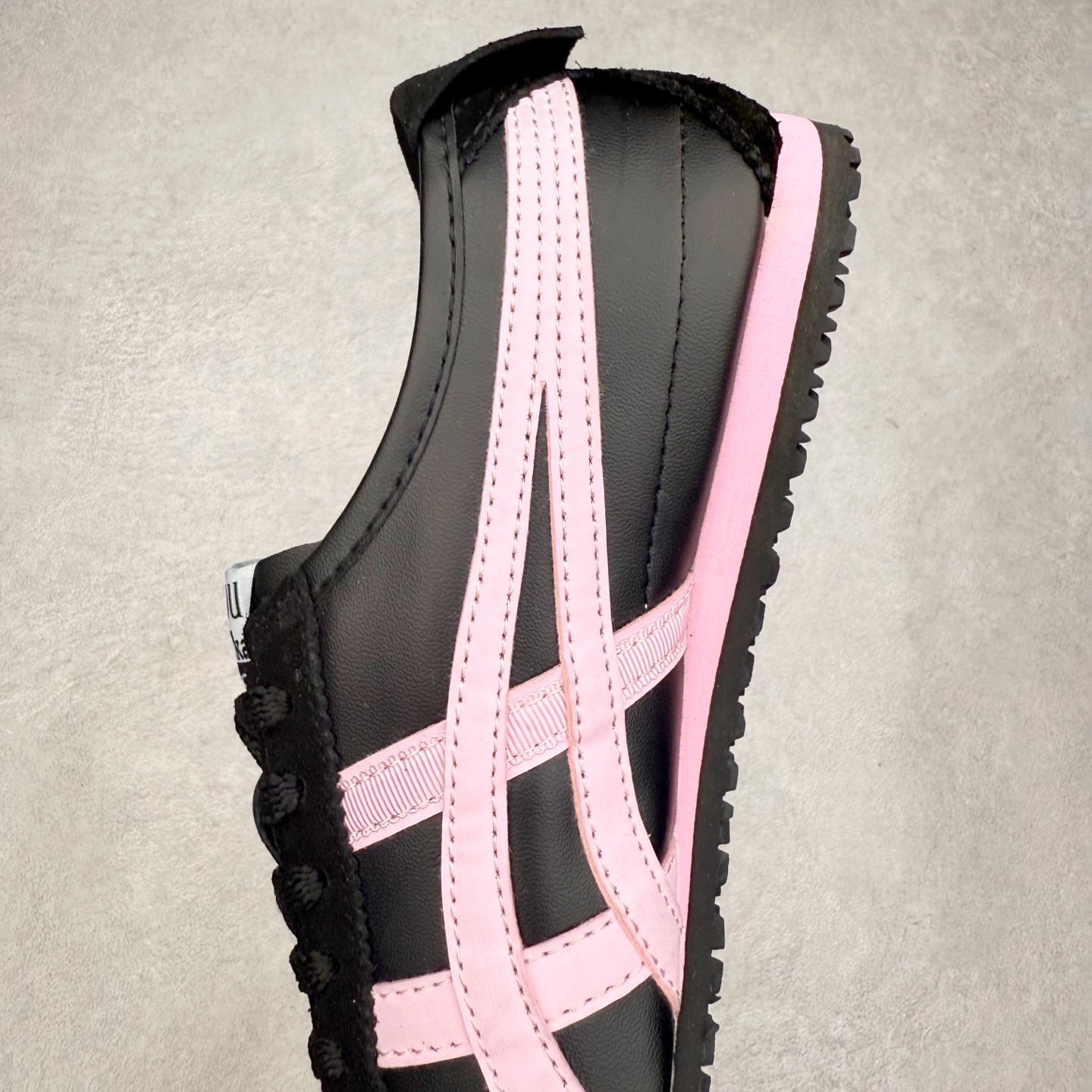 图片[7]-＃纯原福利 Asics Onitsuka Tiger MEXICO 66 亚瑟士鬼冢虎复古经典板鞋 市场最强版本 原厂牛津布加持 海外订单工厂出品 超成熟稳定的做工品控 原装全套纸板楦头开发 原汁原味 完美呈现版型 私模正确鞋底咬花纹路 一比一鞋头弧度高度鞋身弧度 绝不口嗨 细节品控鞋型随意秒杀市面 原档咬花纹路私模大底 一个单元有六个三角形 总体形拼接呈现花瓣状 官方四联吊牌 原装Ortholite轻量化鞋垫 原盒原配 质保卡 说明书 钢印防尘纸 纸板中底带钢印 乳胶组合鞋垫 支持全方位的对比专柜 产品从款式颜色造型上体现出追求舒适和细节的完美 鞋类更是推崇手工制作的严谨与完美 融舒适性与可穿性的设计风格 注重细节的完美和别致魅力 既保持稳重 又不失轻松的时尚感 尺码：36 37 37.5 38 39 39.5 40 40.5 41.5 42 42.5 43.5 44 45-选品中心